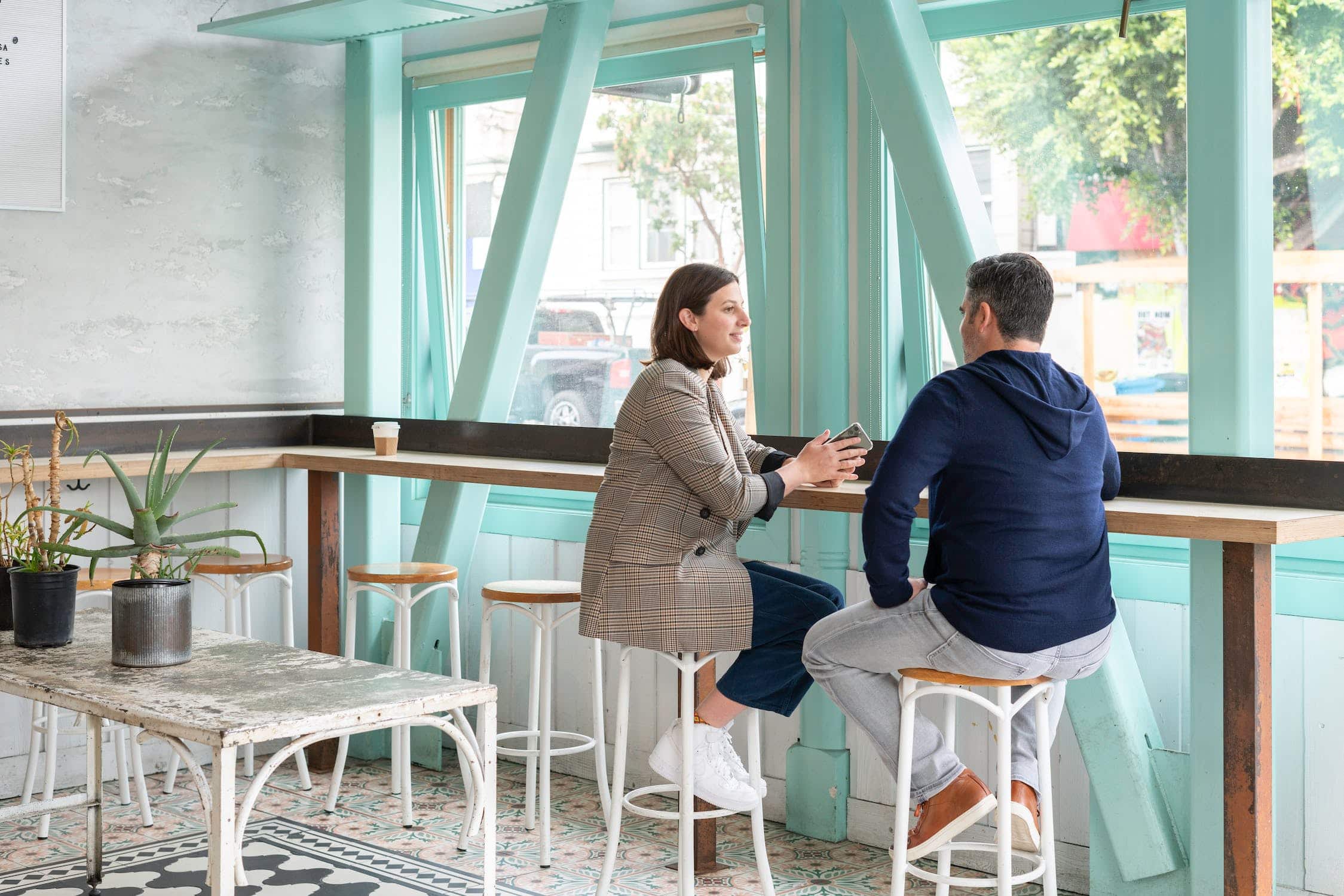 Man and woman having a discussion in a cafe.