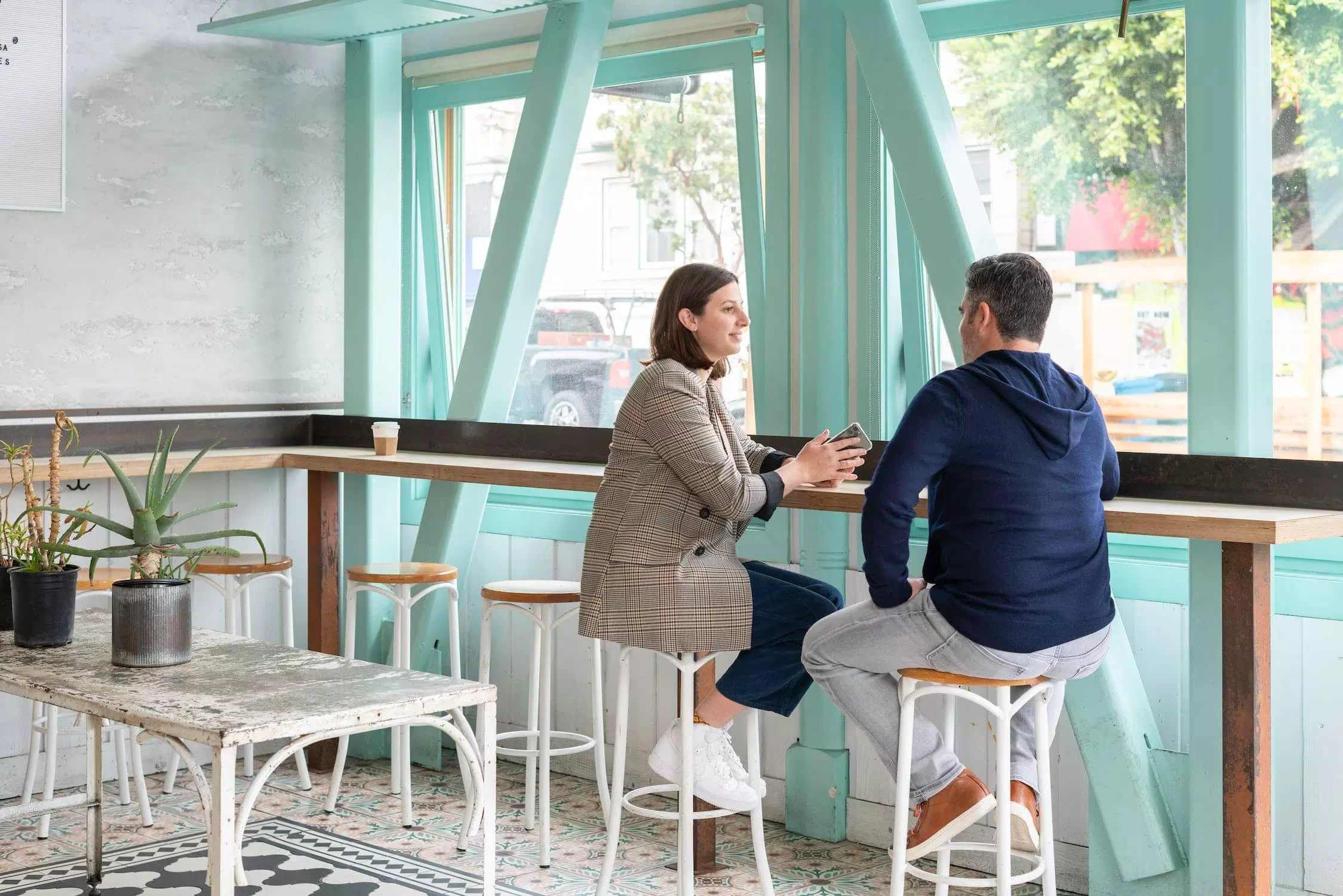 Man and woman having a discussion in a cafe.
