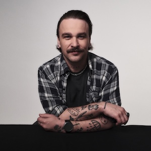 Zdjęcie przedstawia prowadzącego Pawła Kardela.