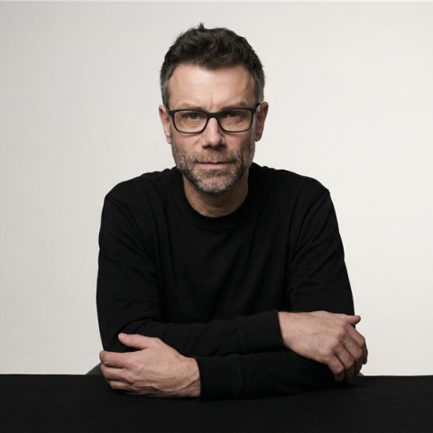 Zdjęcie przedstawia prowadzącego Pawła Kardela.