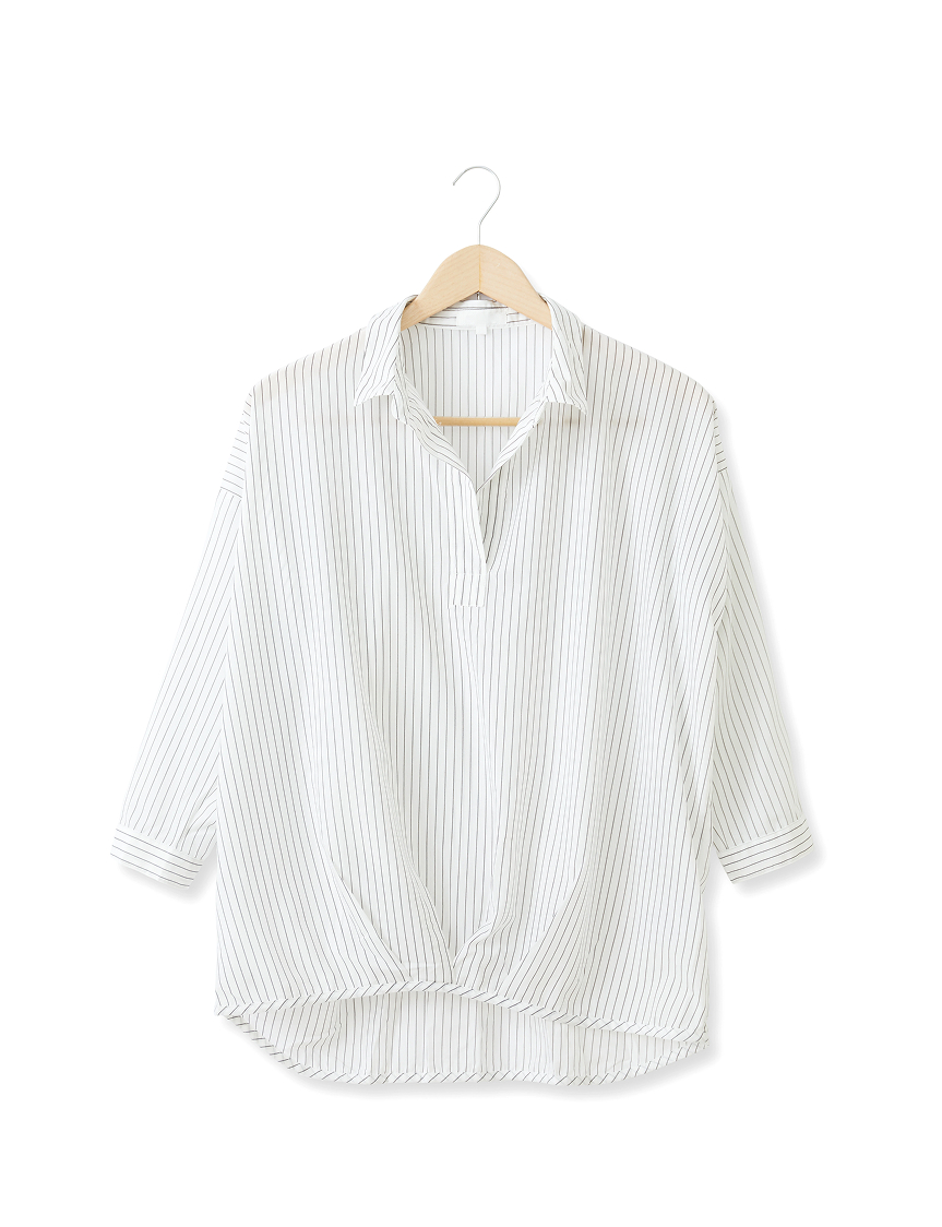 En vit och grårandig blus mot en vit bakgrund. 