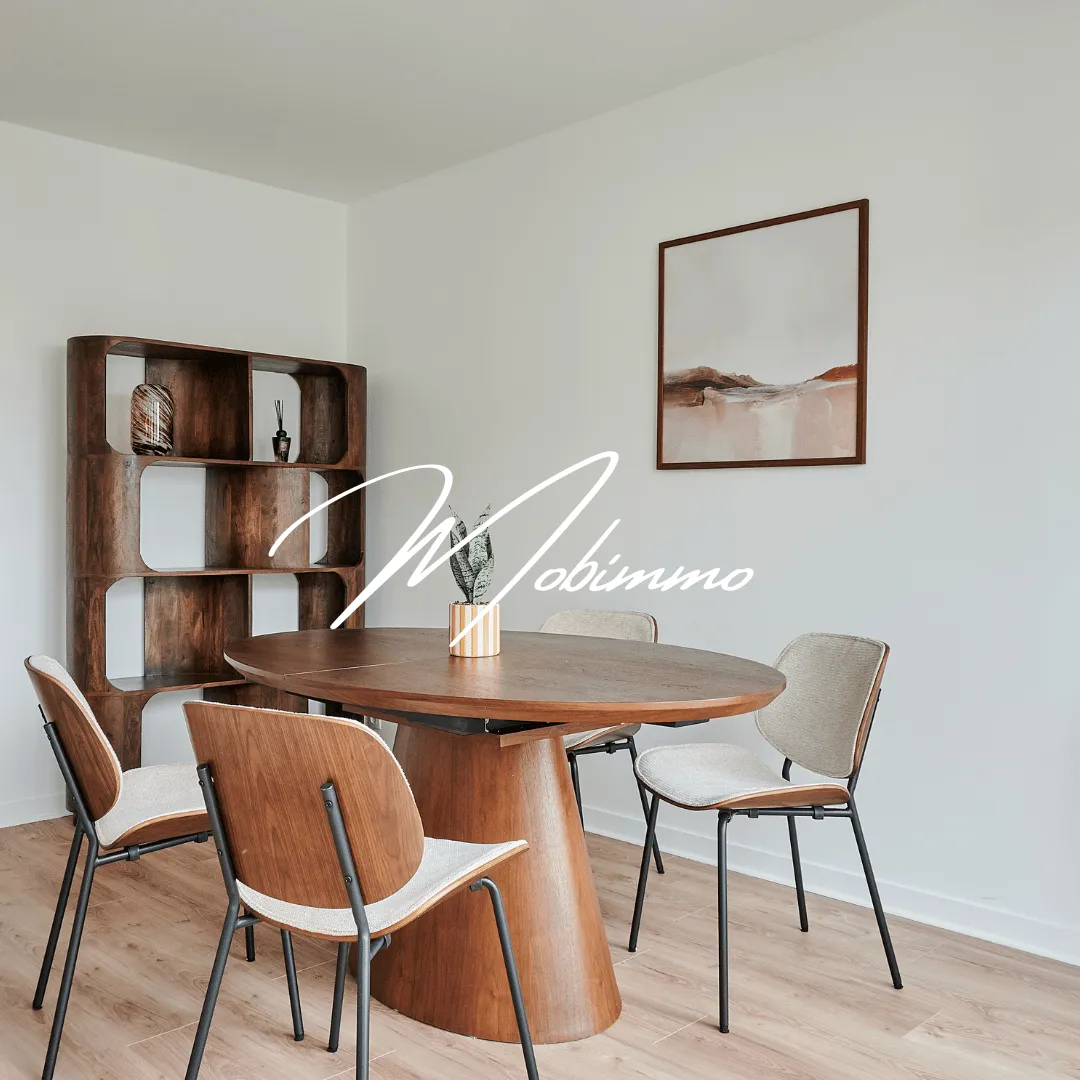 Salon villa Airbnb Saint-Raphaël aménagé par Mobimmo — ameublement clé en main Côte d'Azur