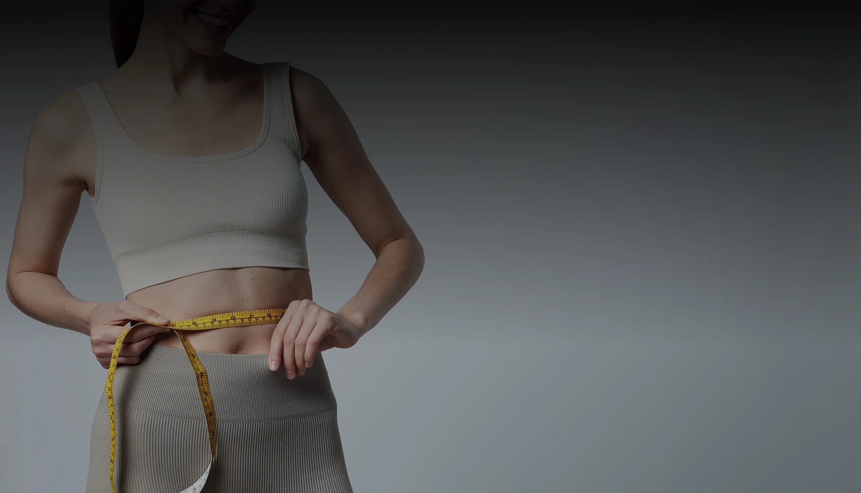 Persona in abbigliamento sportivo che misura i progressi