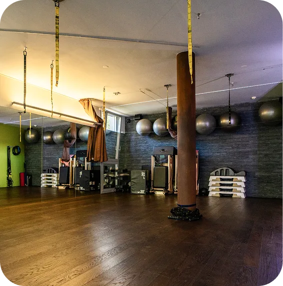 Sala allenamento funzionale Re-Activ Lugano con TRX per sportivi e atleti