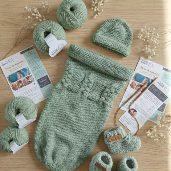 Kit “Je tricote le trousseau de bébé” : Cocon + Bonnet + Chaussons