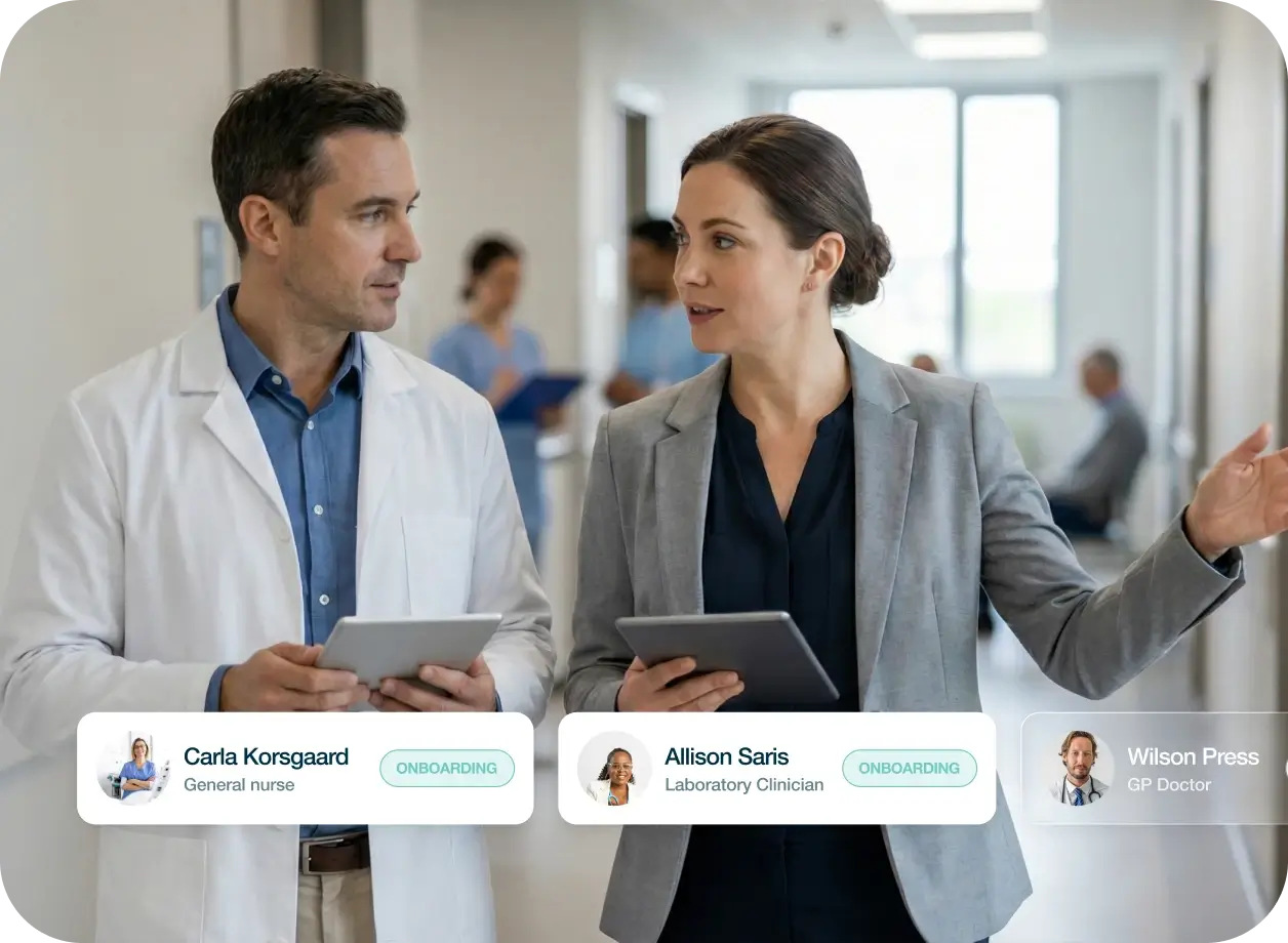 Ein männlicher Arzt und eine weibliche Managerin mit Tablets diskutieren in einem Krankenhausflur, eingeblendete Profile zeigen Mitarbeiter für Onboarding.
