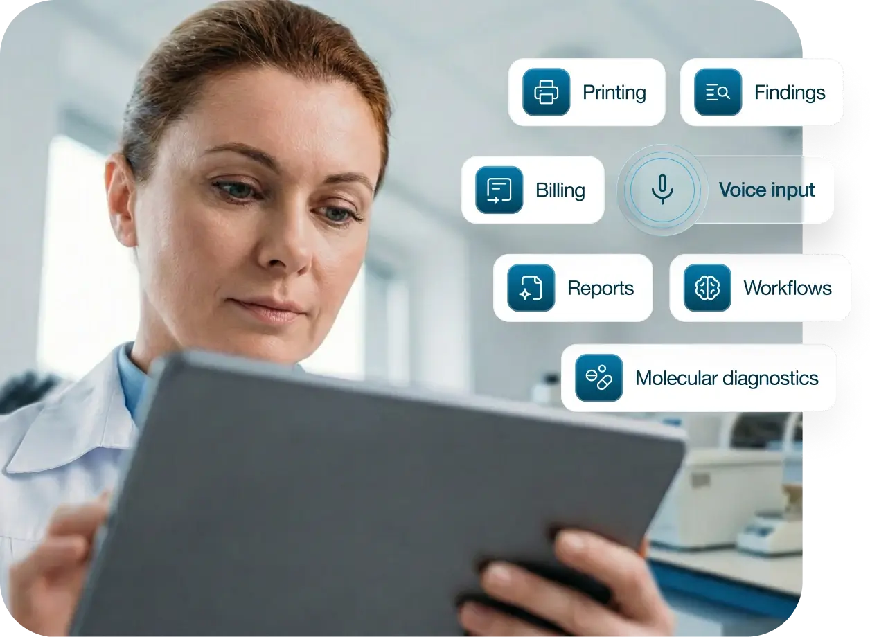 Frau im Labor betrachtet ein Tablet mit den Optionen Drucken, Befunde, Abrechnung, Spracheingabe, Berichte, Arbeitsabläufe und Molekulardiagnostik.