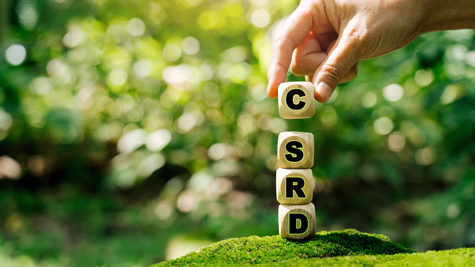 Cubes en bois formé le sigle CSRD – directive européenne CSRD, reporting de durabilité et obligations réglementaires ESG