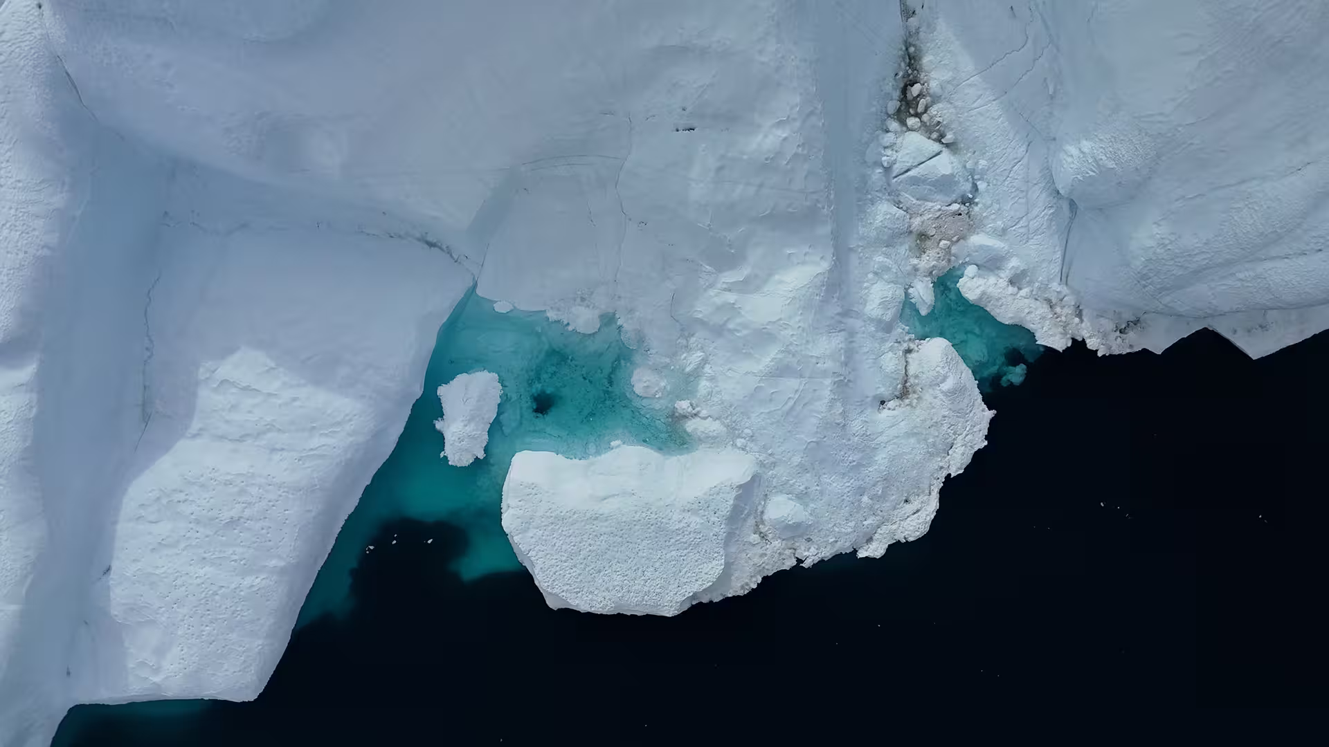 Glacier et iceberg dans une eau turquoise – changement climatique, risques environnementaux et enjeux de la transition écologique