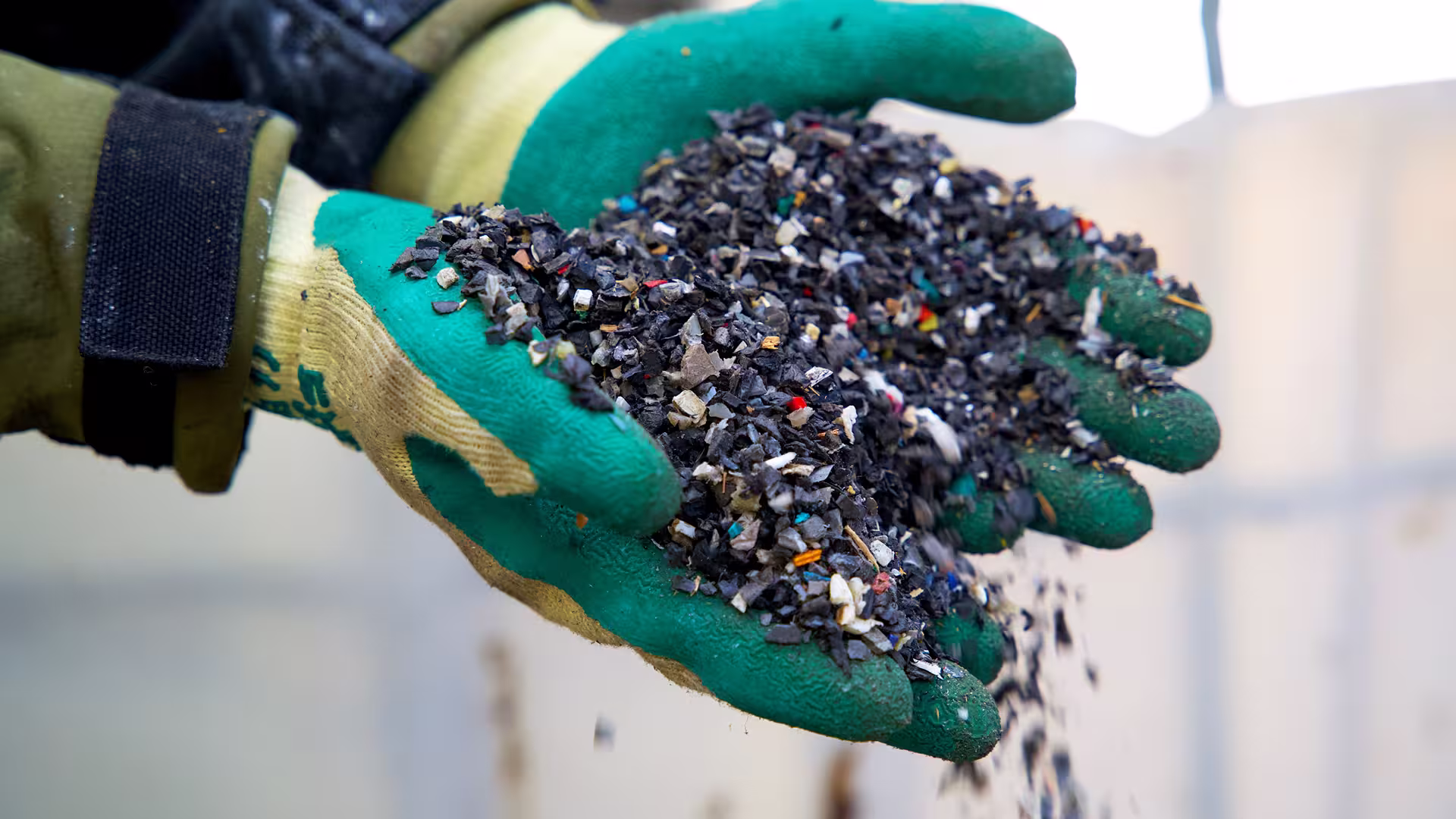 Gants tenant des déchets plastiques pour recyclage – gestion des déchets dangereux, dépollution et économie circulaire