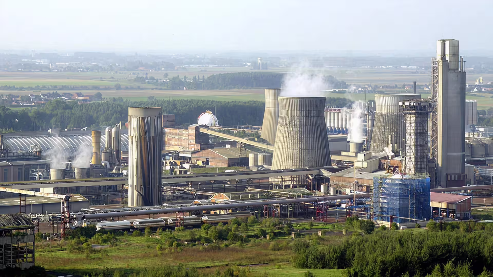Site industriel avec cheminées classé Seveso – gestion des risques majeurs et conformité réglementaire en Belgique