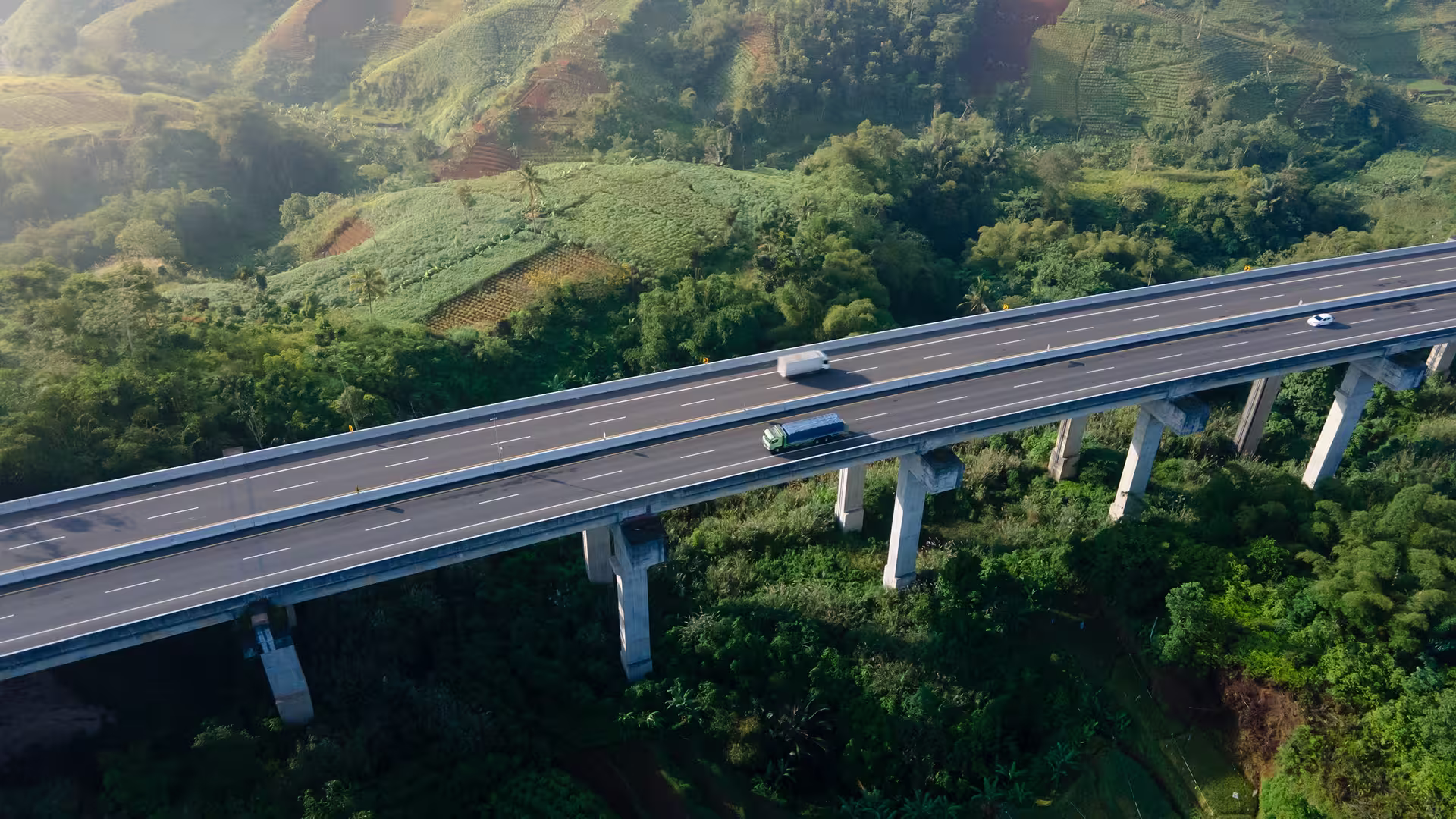 Vue aérienne d'un viaduc autoroutier en collines – infrastructure routière et études d'impact en Wallonie