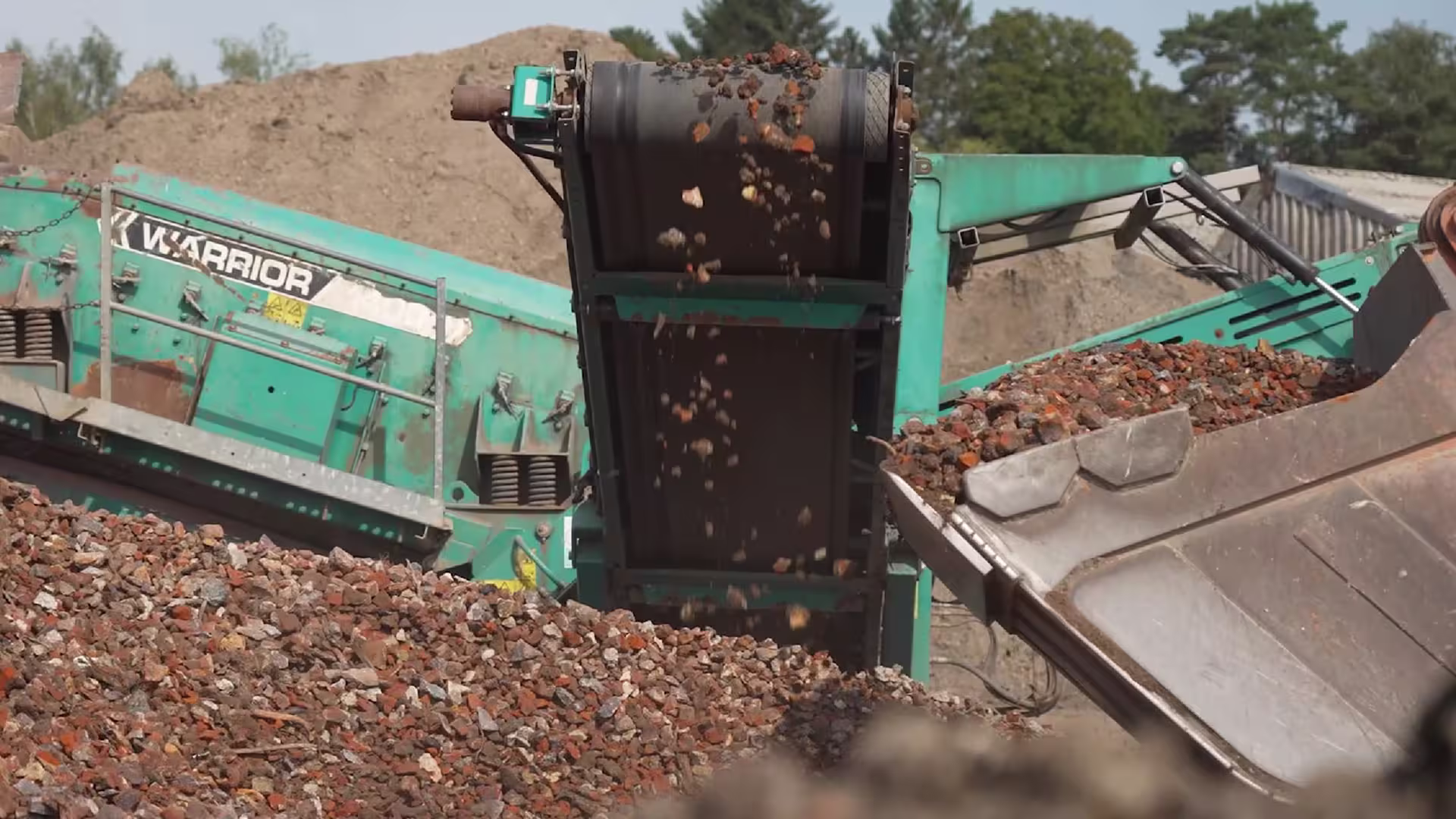 Machine de criblage Warrior pour granulats recyclés – équipement de recyclage, granulats de chantier et valorisation des déchets inertes