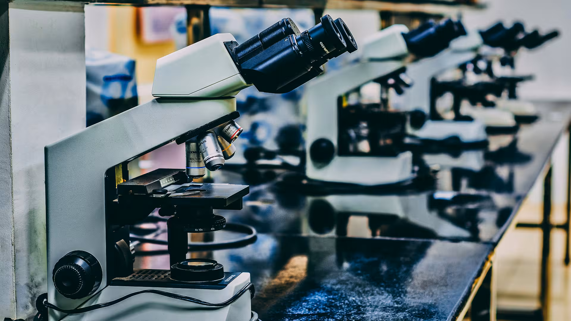 Row of microscopes lined up in an analysis laboratory, illustration for Exemption from payment of PRP for R&D