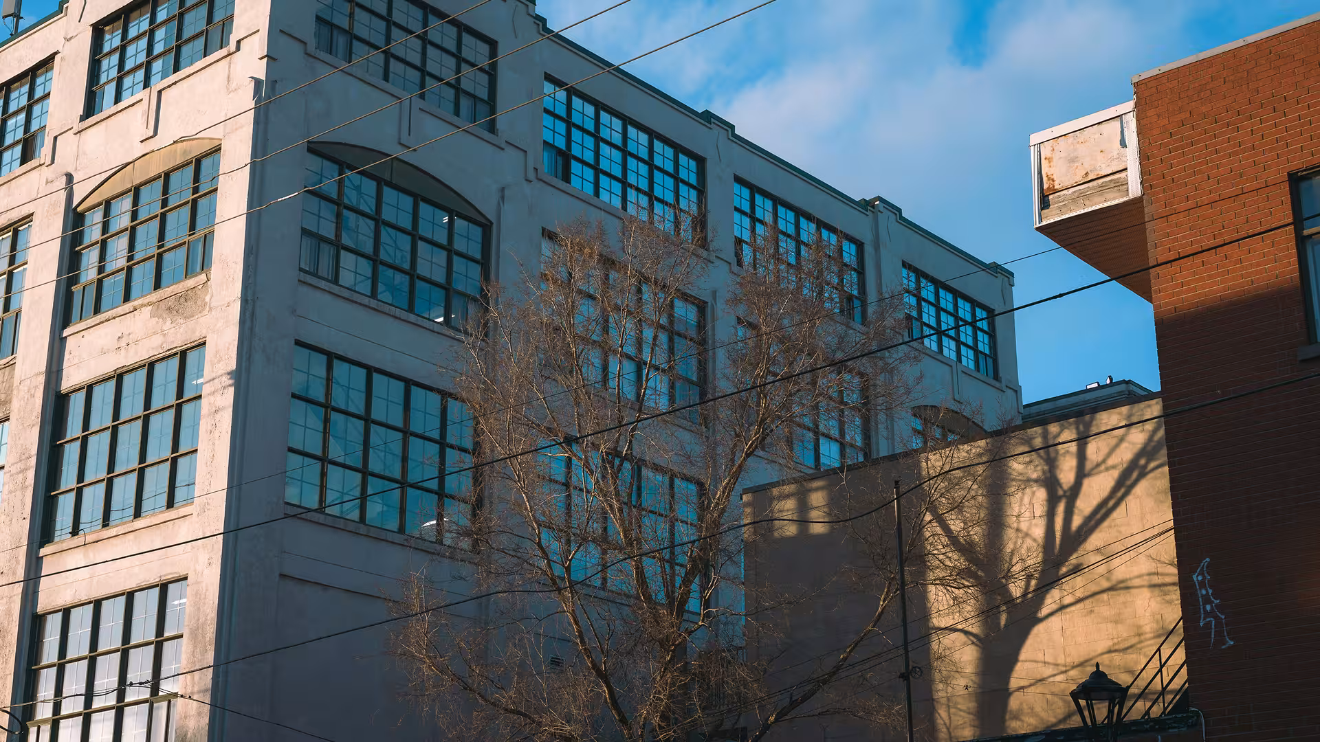 Façade d'un immeuble industriel rythmée par ses fenêtres, illustration pour Taxe industrielle compensatoire