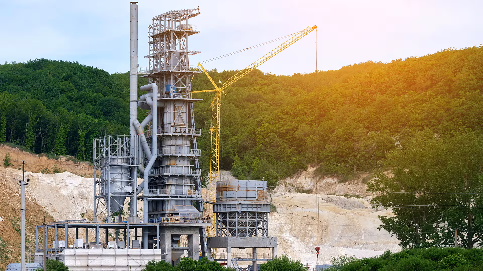 Four industriel et grue à l'extérieur d'un site de production, illustration pour Taxe industrielle compensatoire