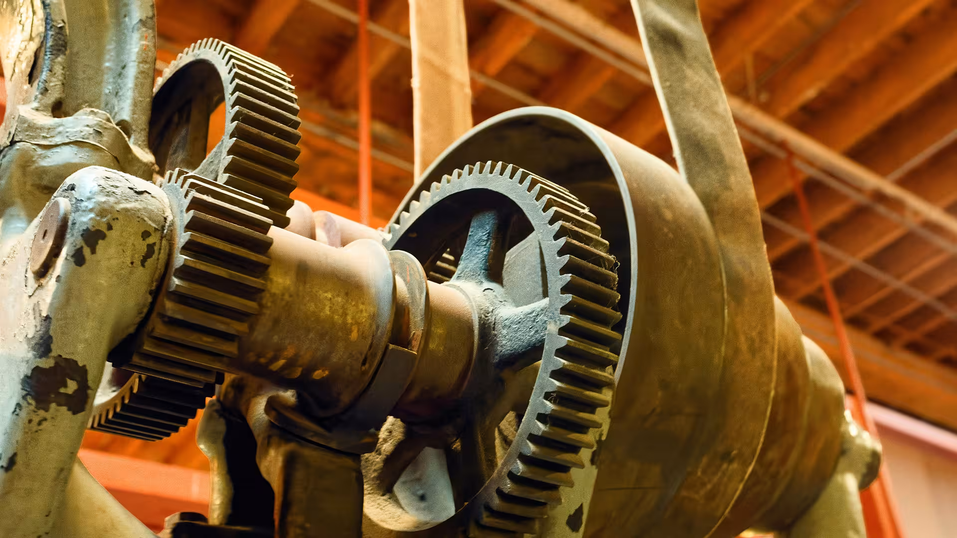 Close-up van industriële tandwielen in beweging, illustratie voor Motive Force Tax
