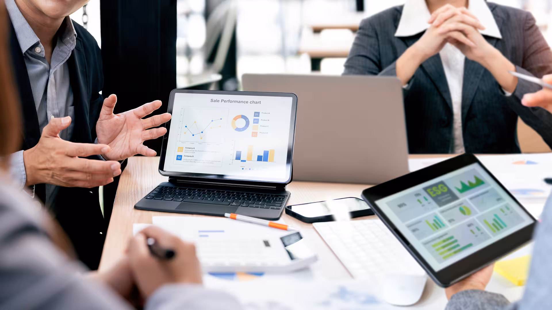 Réunion d'équipe consultant des graphiques ESG sur tablettes, illustration pour CSRD-VSME