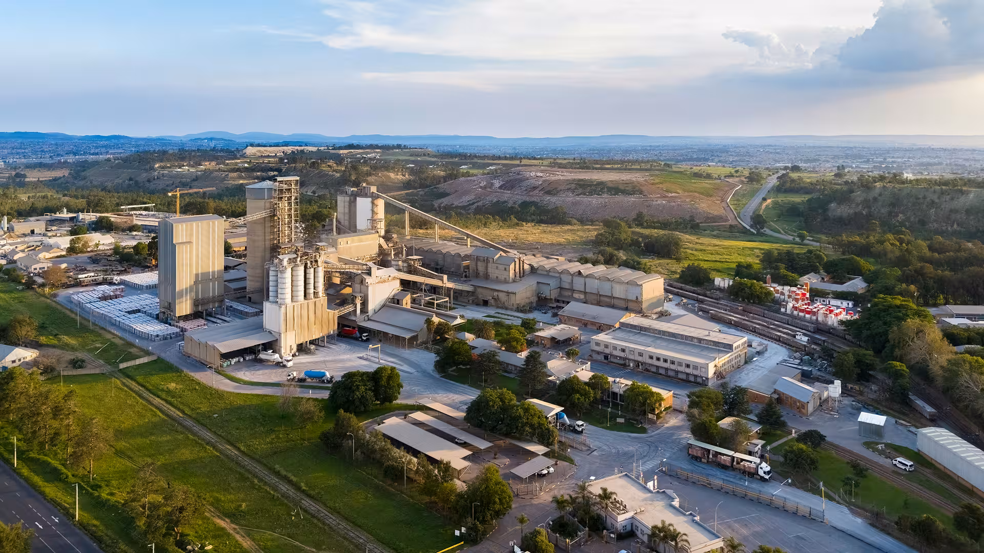 Luchtfoto van een industriële cementfabriek, illustratie voor milieubeoordeling