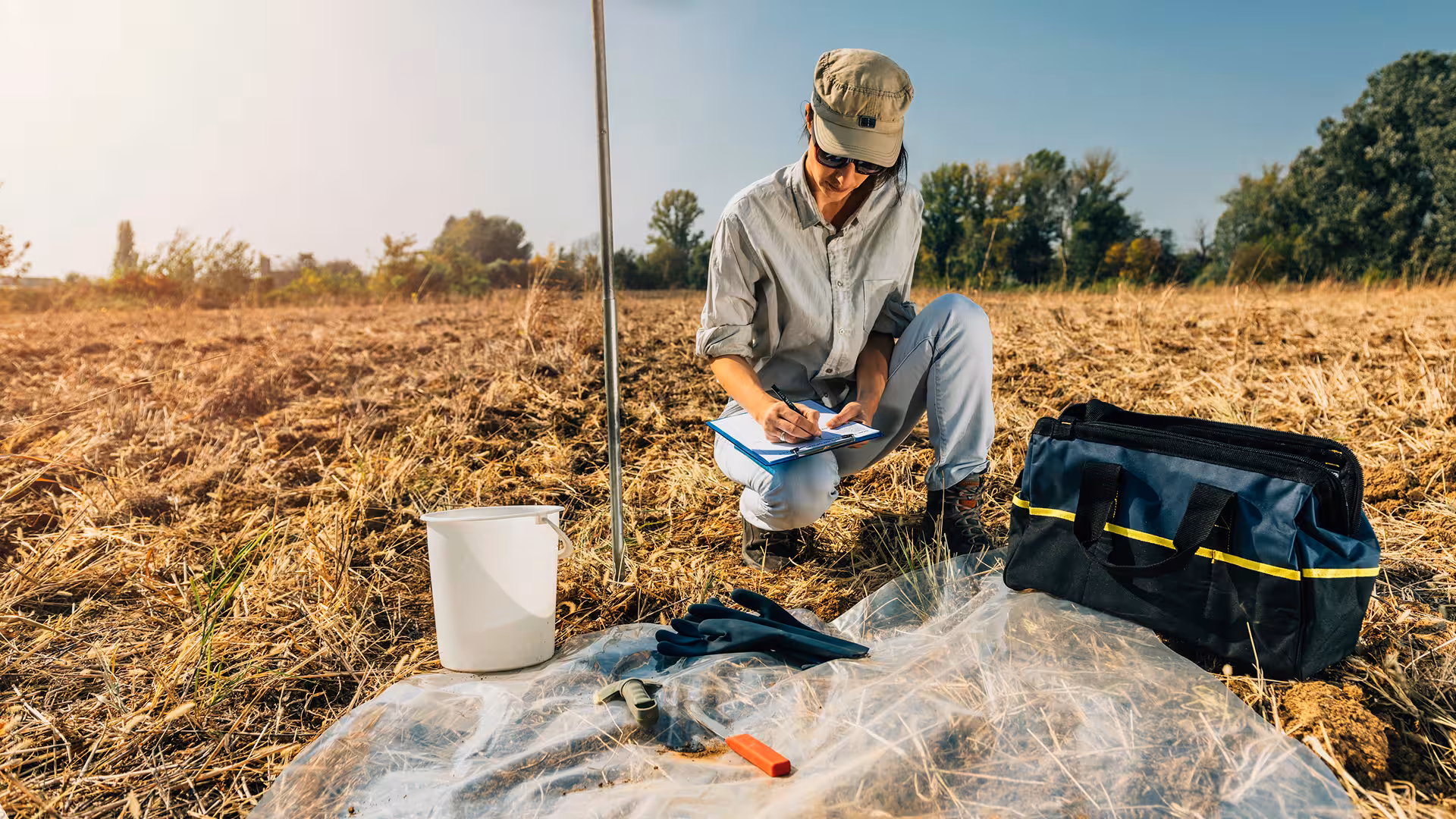 Technician taking a soil sample in the field, illustration for Excavated Earth Management in Brussels