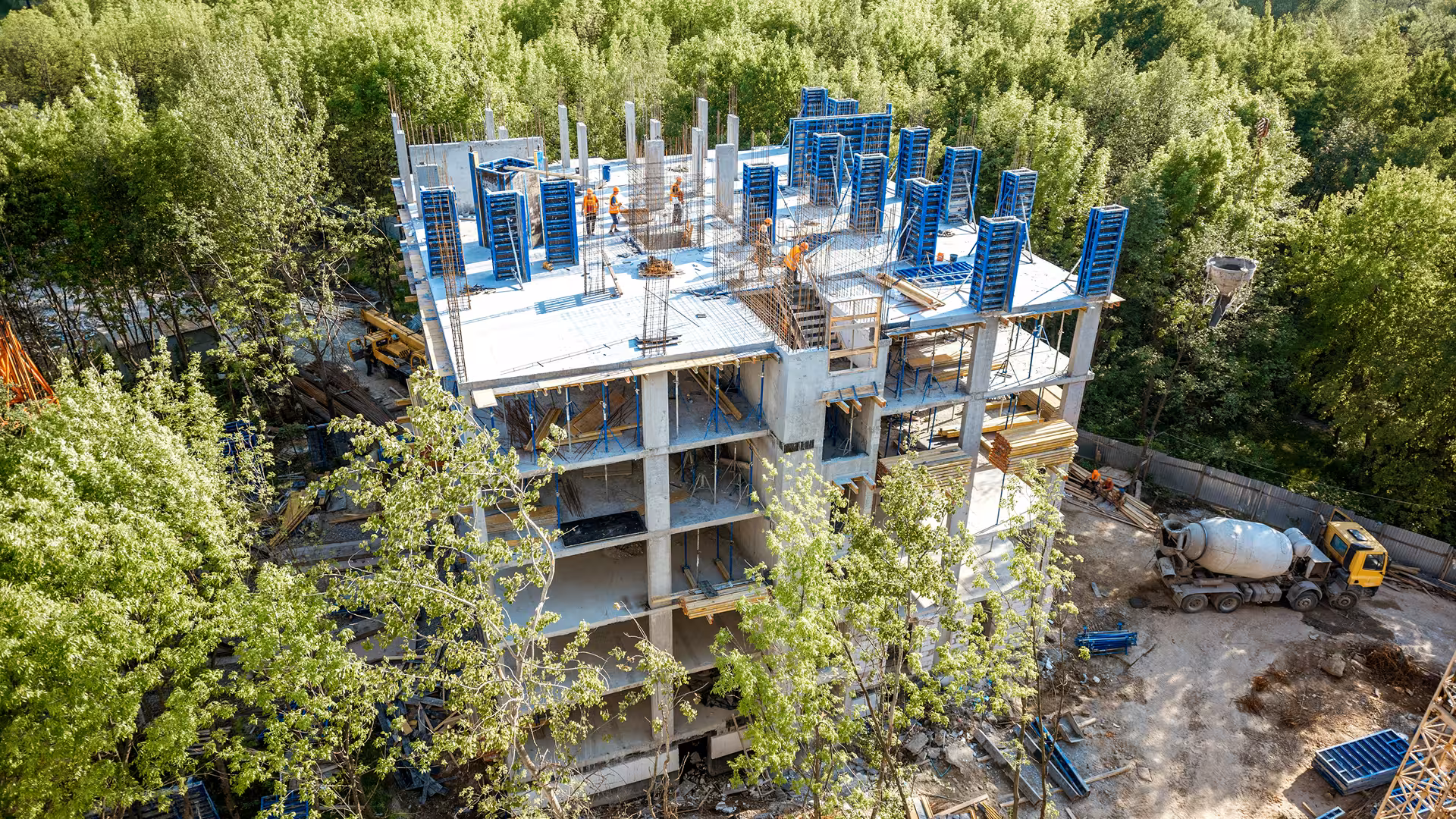 Construction en béton vue d'en haut, entourée d'une forêt préservée, illustration pour Labellisation (BREEAM, DGNB, HQE)