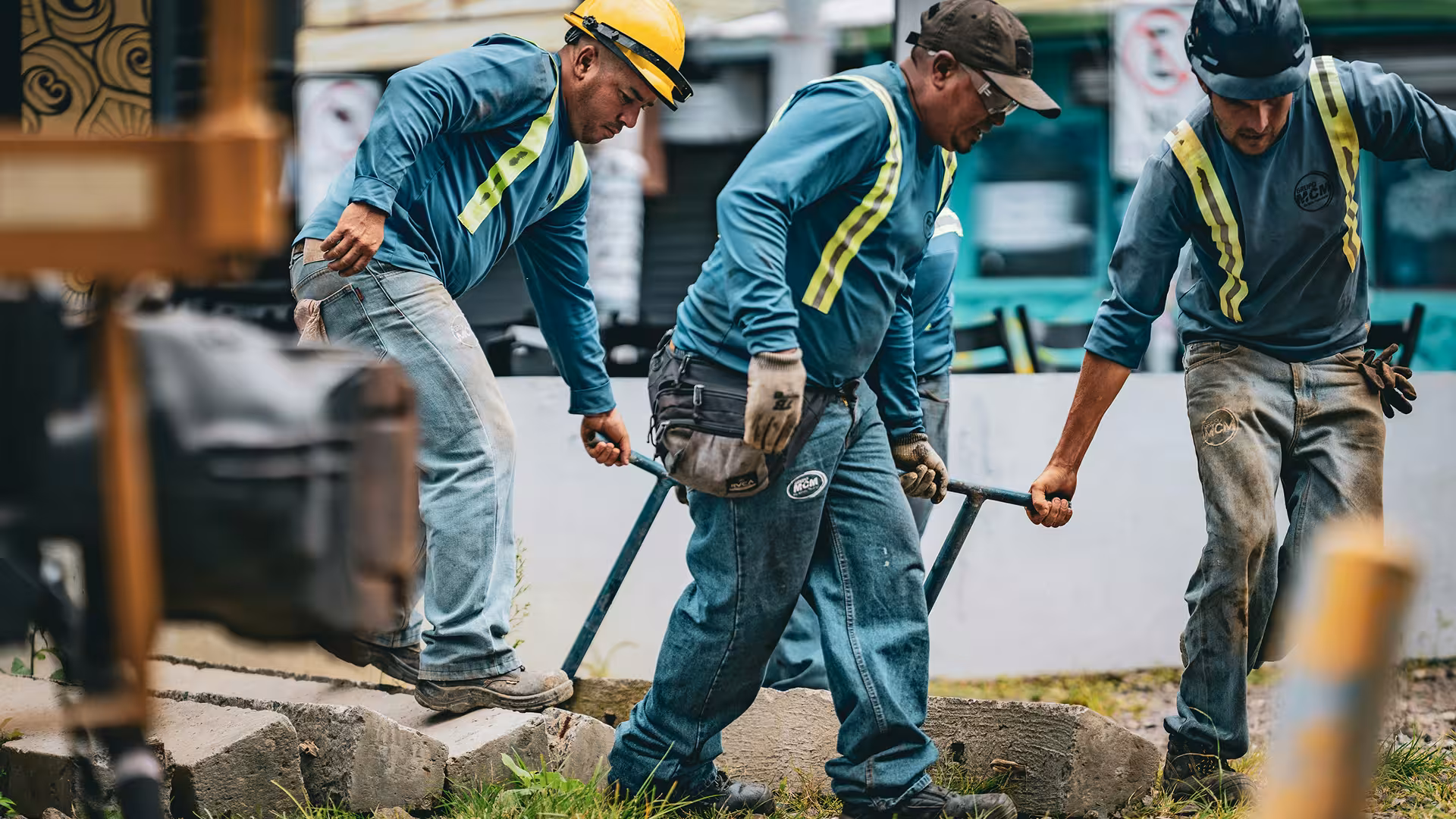 Workers demolishing paving stones on an urban sidewalk, illustration for Soil and groundwater pollution in Wallonia