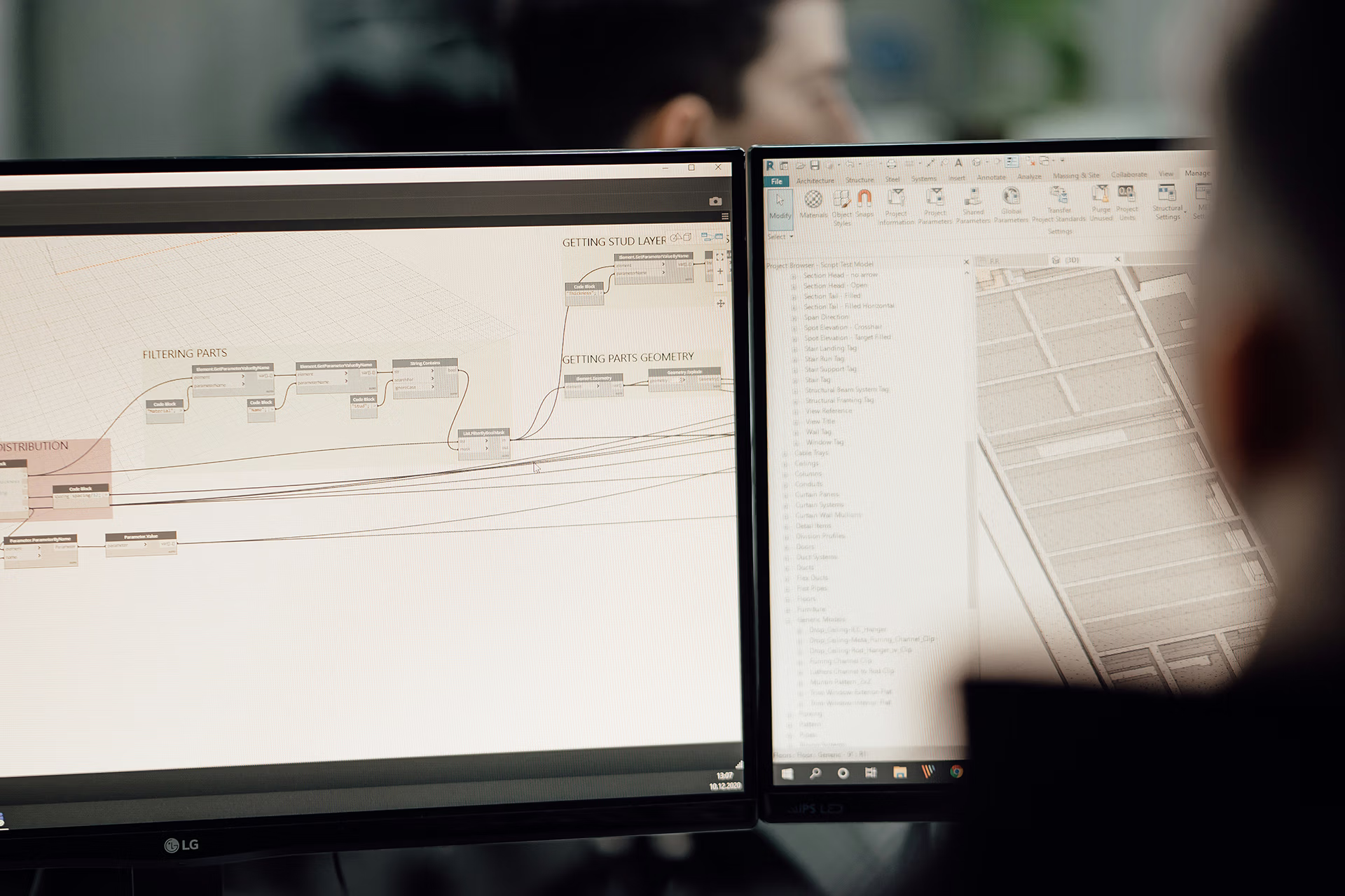 Expert vue de dos qui travaille sur des plans via son ordinateur.