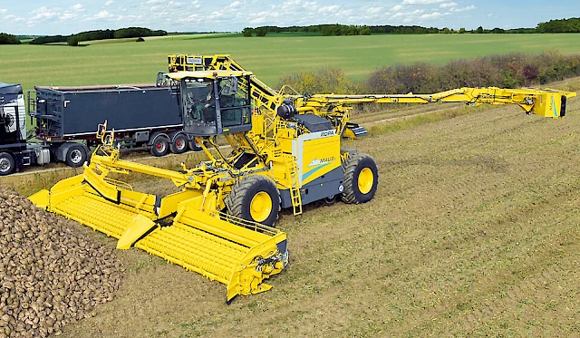 A ROPA Maus 6 loading sugar beets from a field pile onto a truck