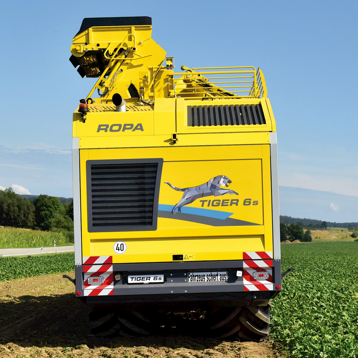 A rearview of the Tiger 6S with the machine leaning left demonstrating its active hydraulic suspension control