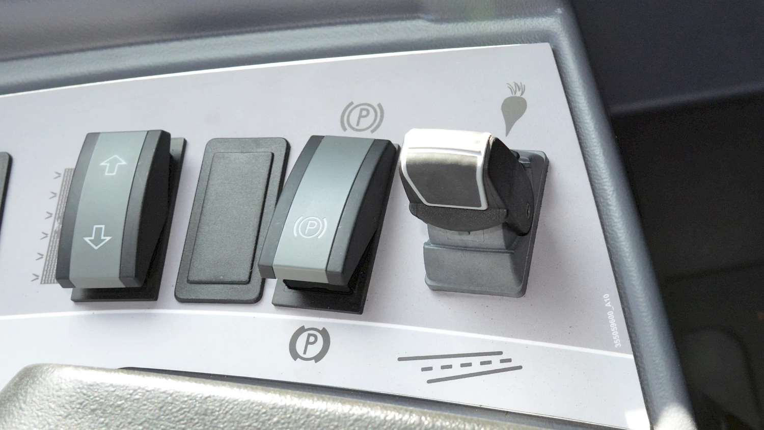 The toggle button to automatically fold and unfold the Tiger 6S from road position to field position.