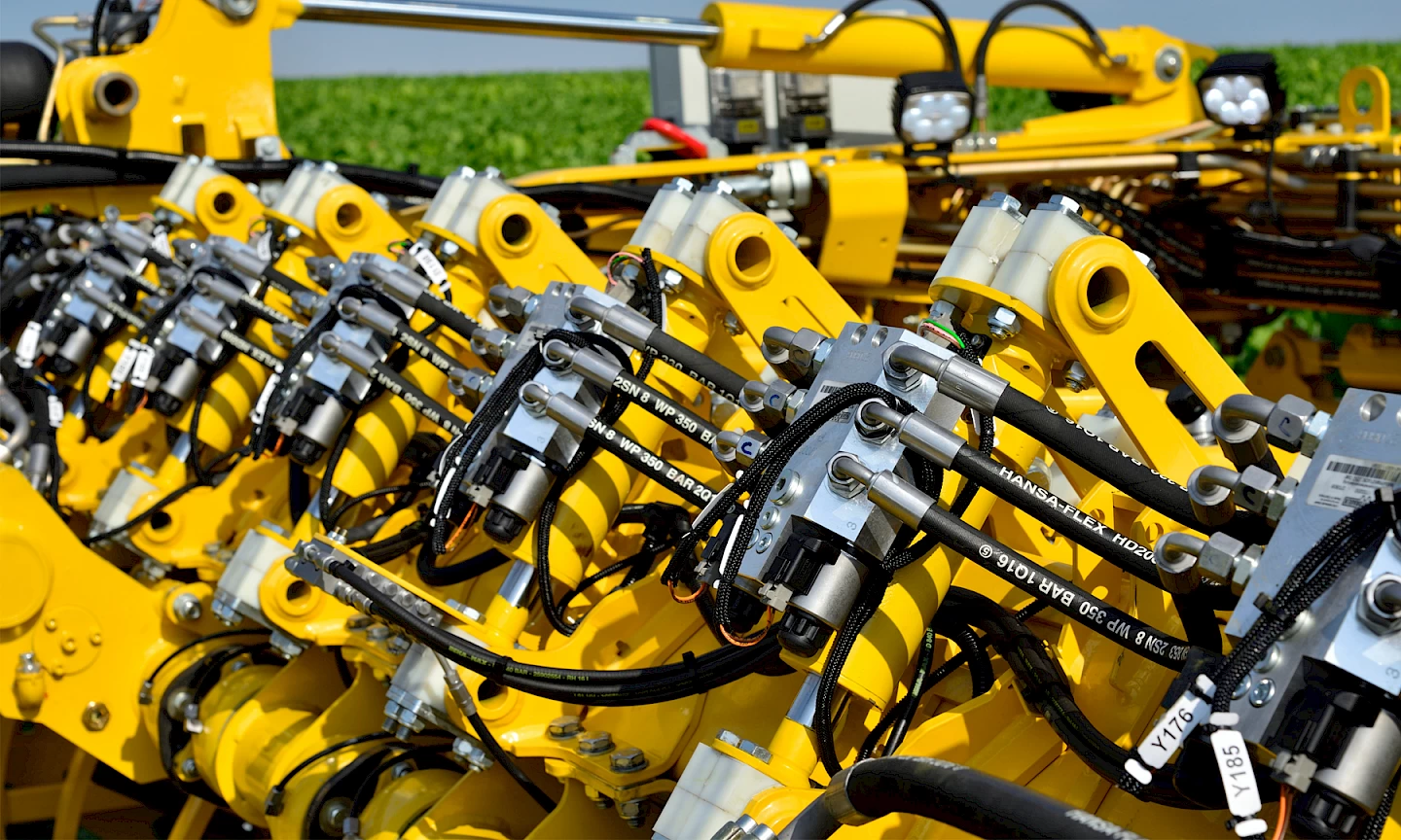 The control blocks for adjusting individual row digging depth on a RR header of a ROPA Tiger 6S