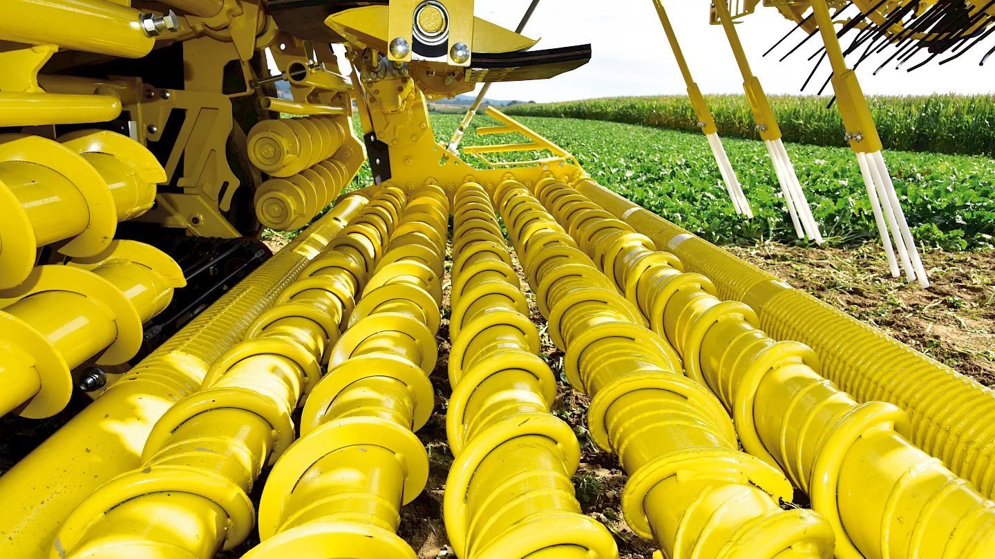 A sideview of the roll bed on the RR header of the ROPA Tiger 6S