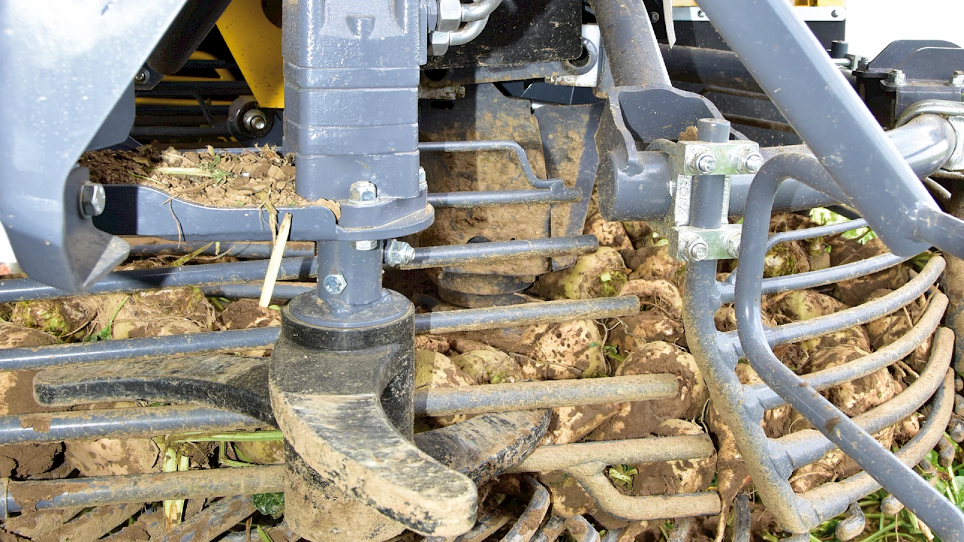 The spinning beet agitator on the transition from the 1st to 2nd turbine on the ROPA Tiger 6S