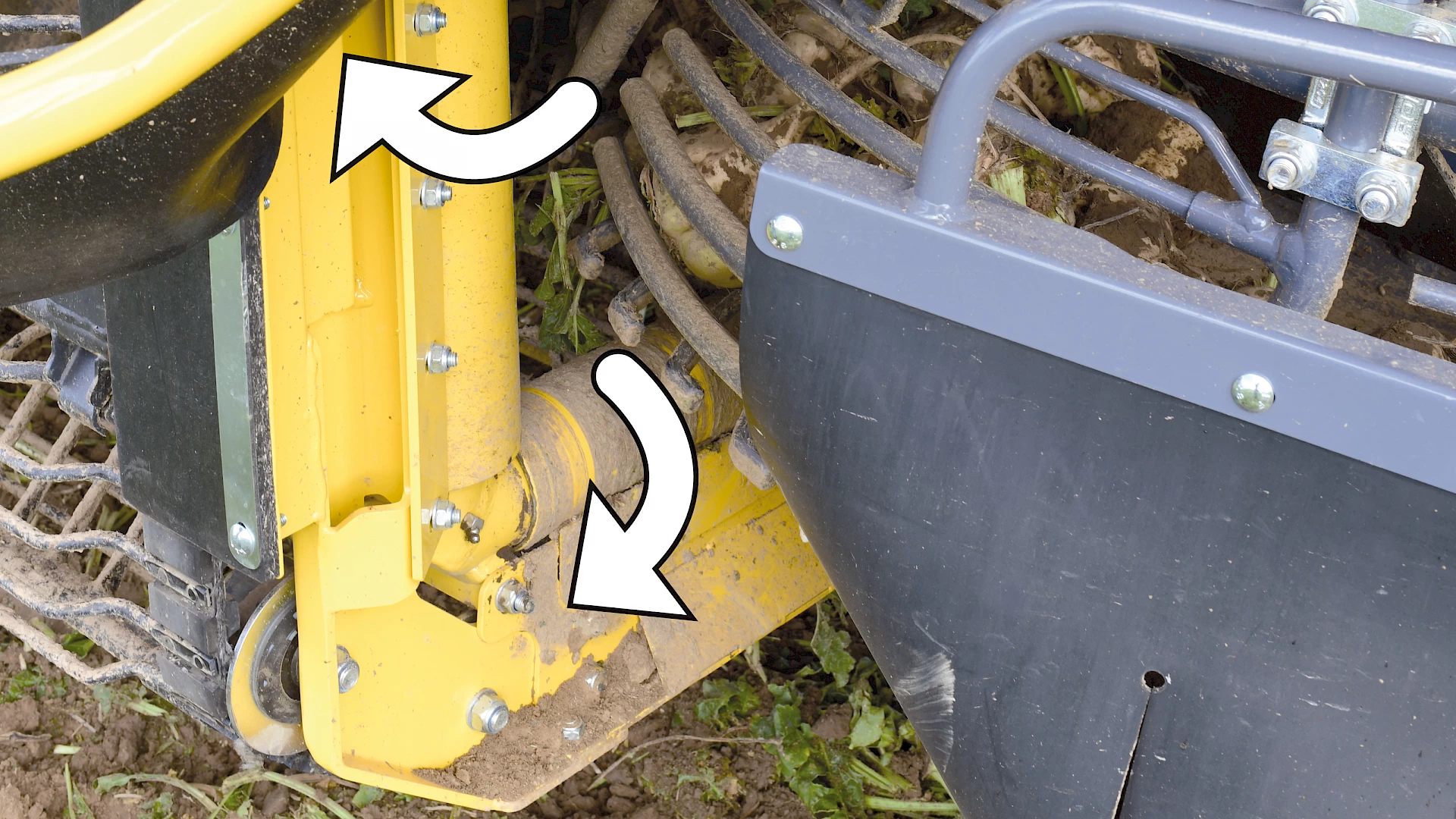 The cleaning rolls on the elevator of the ROPA Tiger 6S