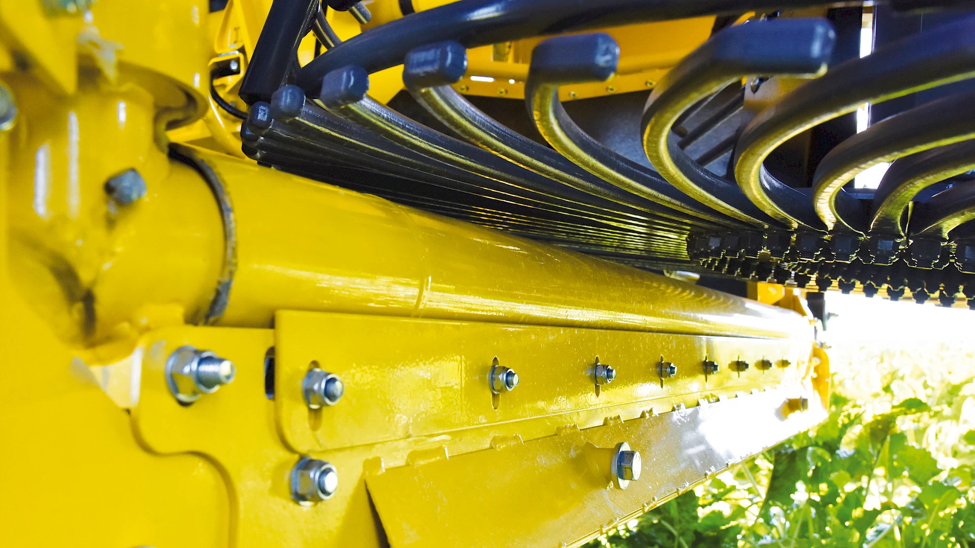 The bottom cleaning roll on the elevator of the ROPA Tiger 6S