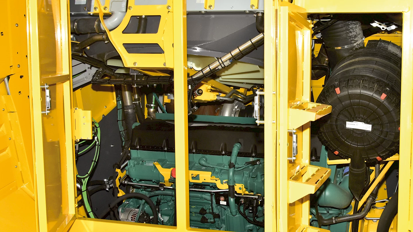 The 796 HP Volvo-Penta engine on a ROPA Tiger 6S viewed from the front engine bay doors