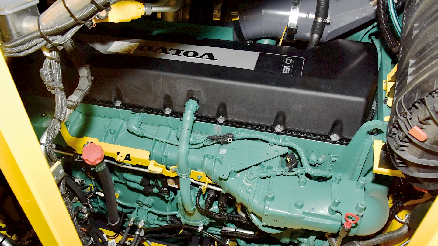 The top of a 796 HP Volvo-Penta engine on a ROPA Tiger 6S