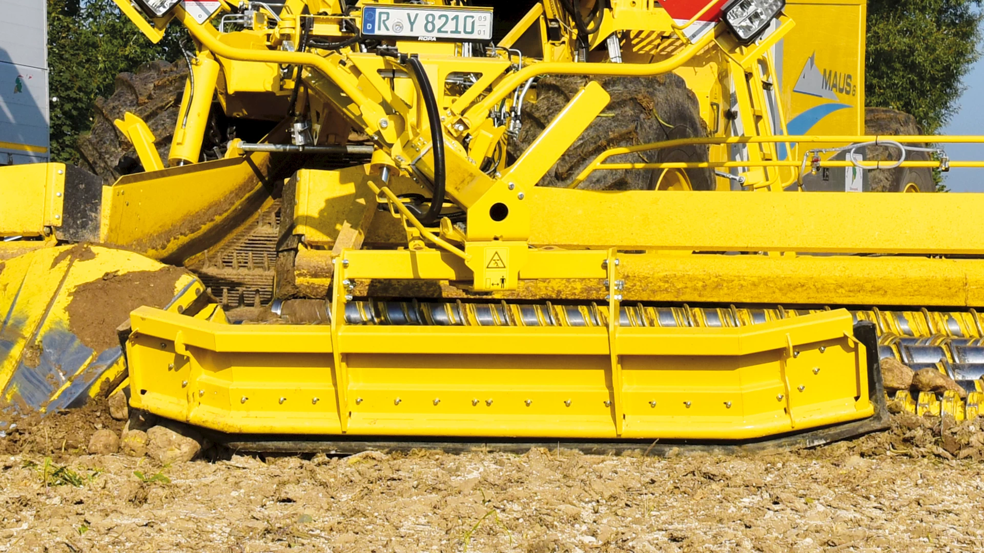 Rubber rake on Maus 6 loading the last remaining beets on the pickup