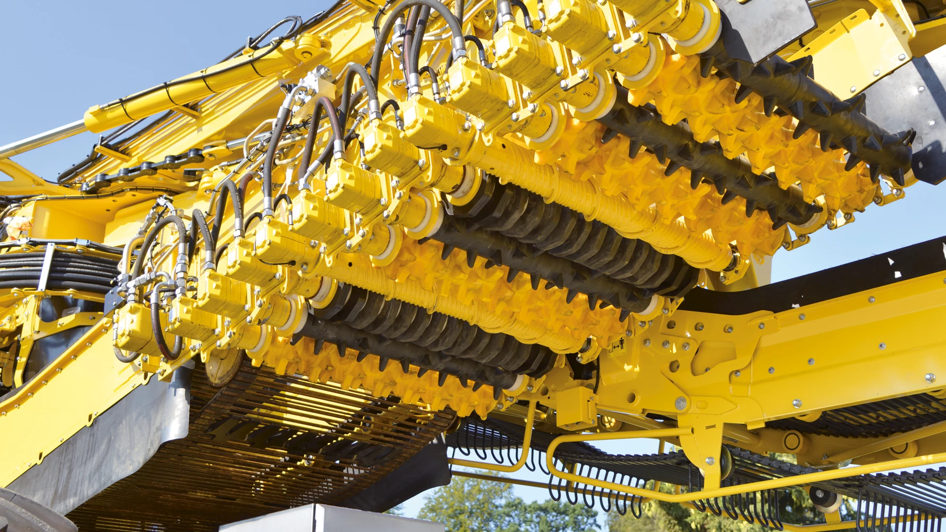 The stone remover recleaner on the ROPA Maus 6. Features a chain conveyor followed by a series of rolls.