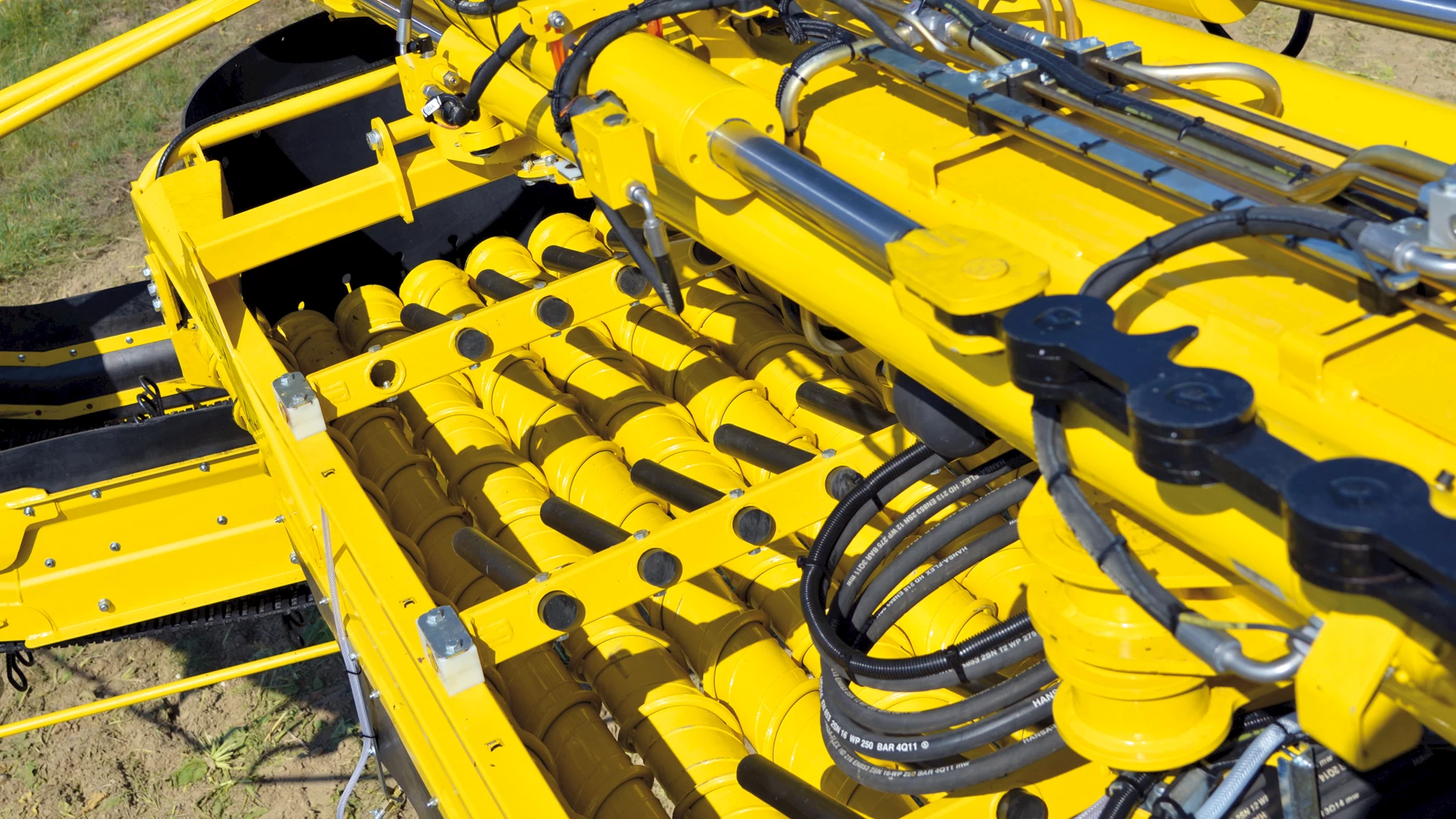 The pinch roll recleaner on a ROPA Maus 6. Features 8 pinch rolls.