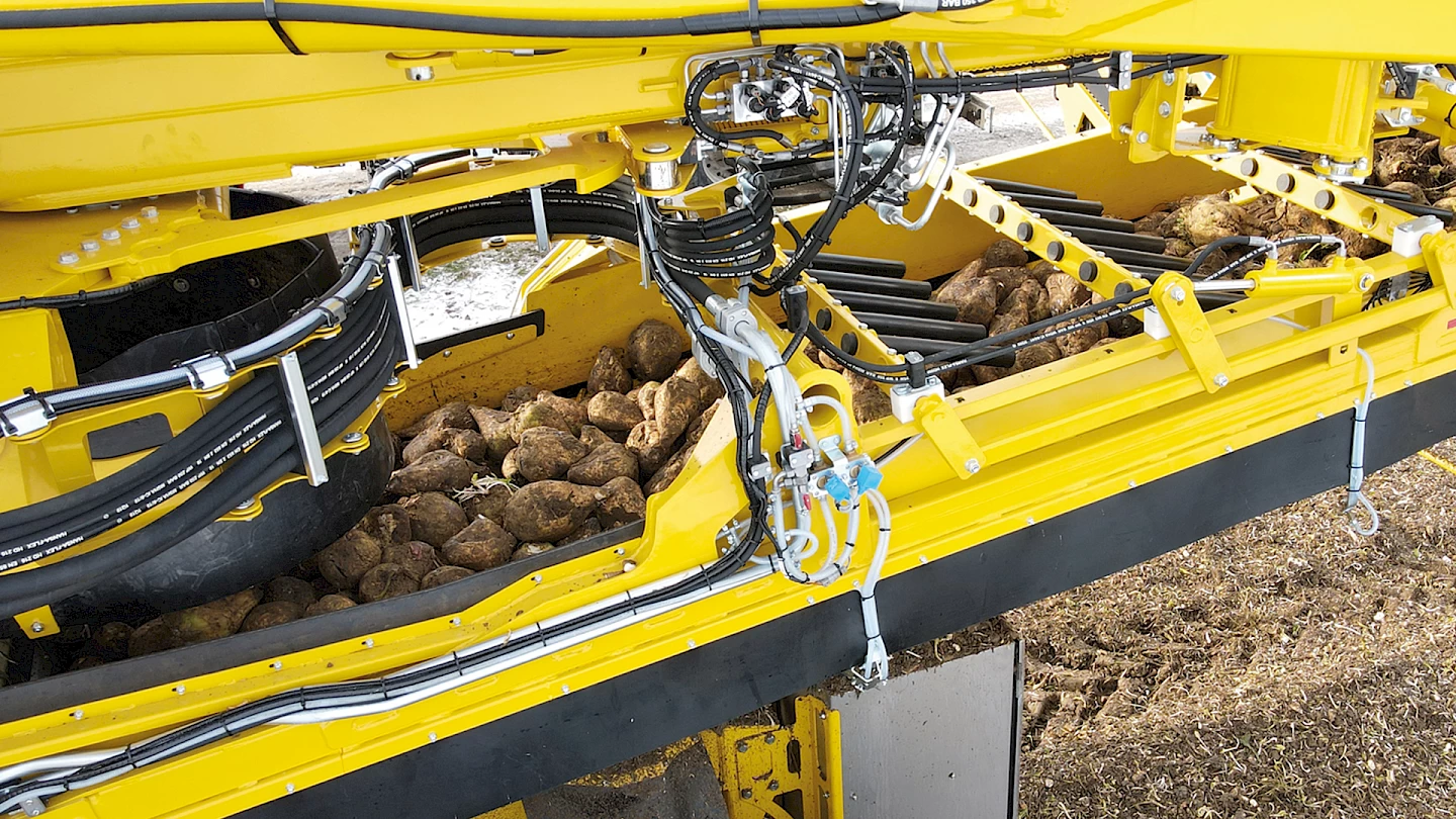 The recleaner on a Maus 6, featuring a water spray system