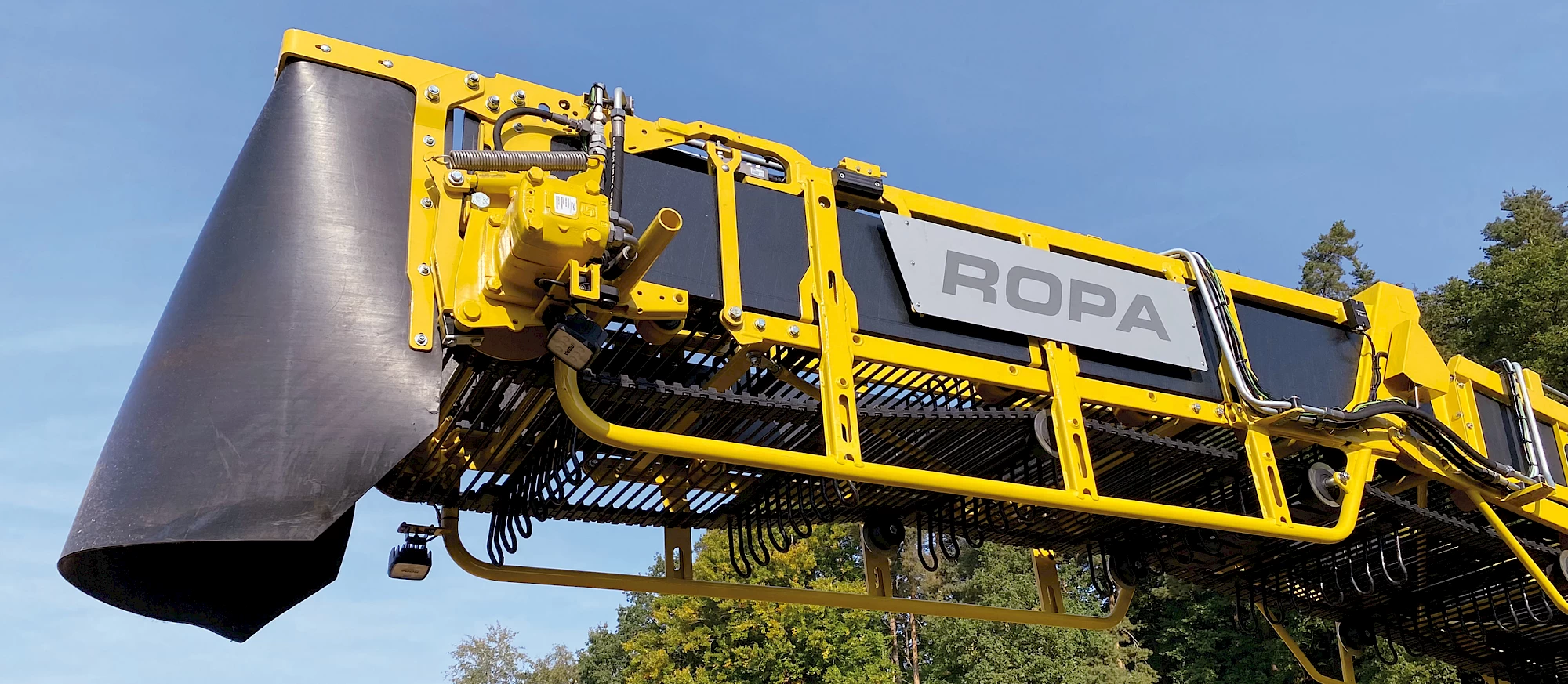 The truck conveyor boom on the ROPA Maus 6