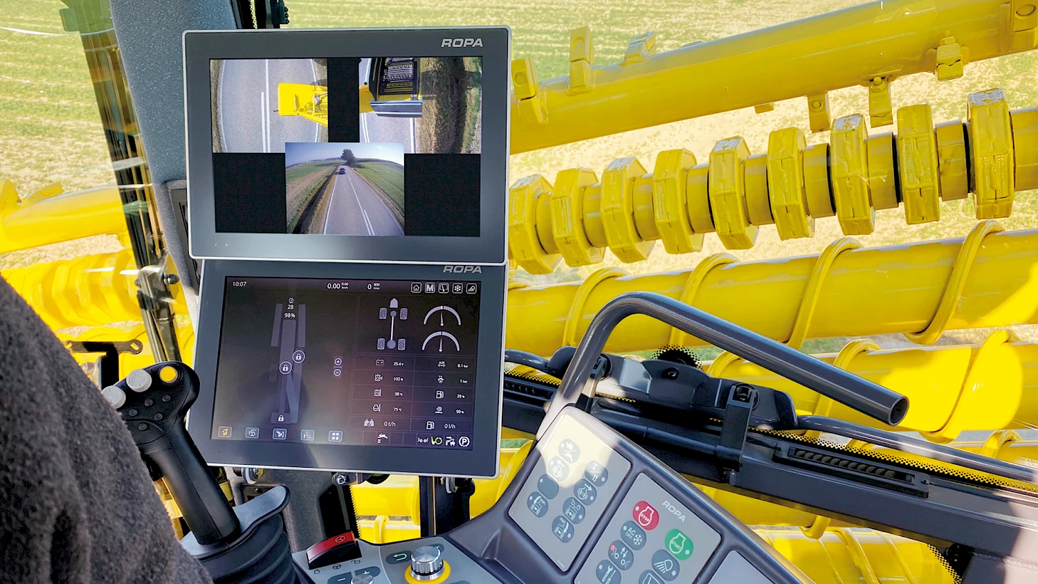 Dual R-touch screens on the Maus 6