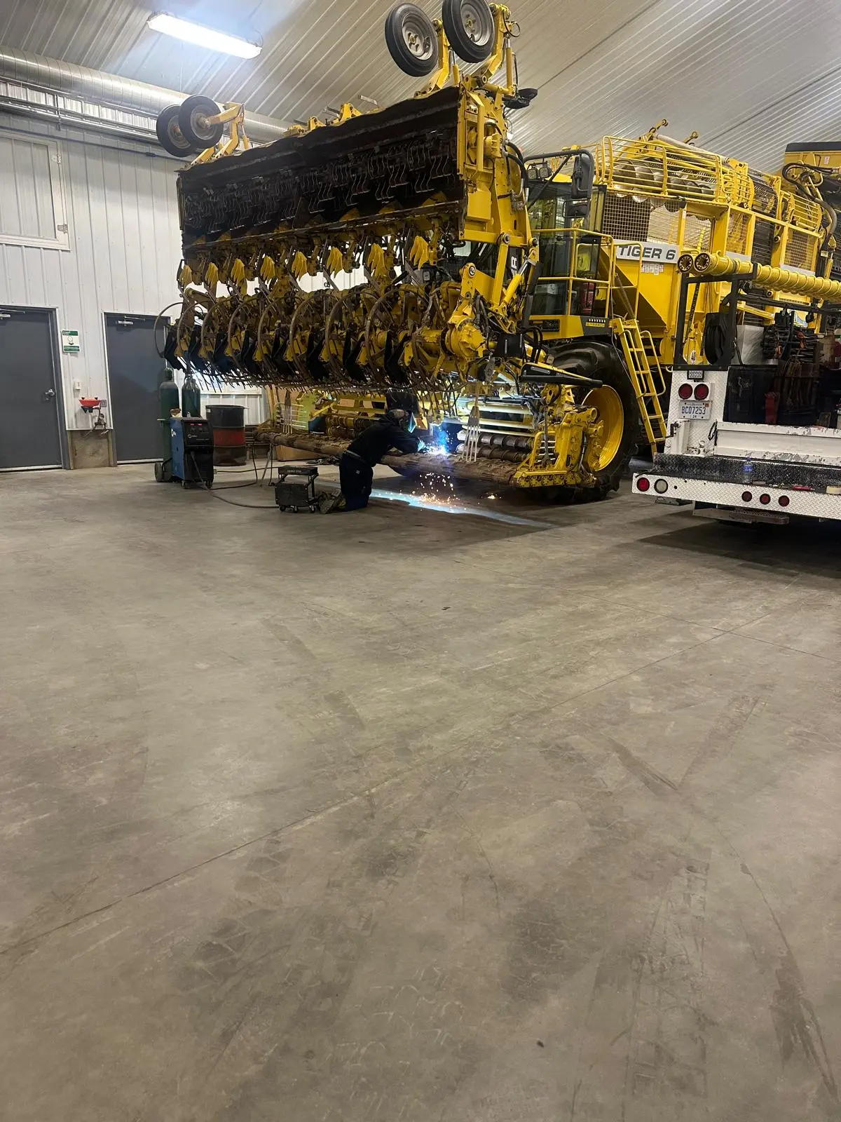 A ROPA North America service technician welding on rolls of Tiger 6S