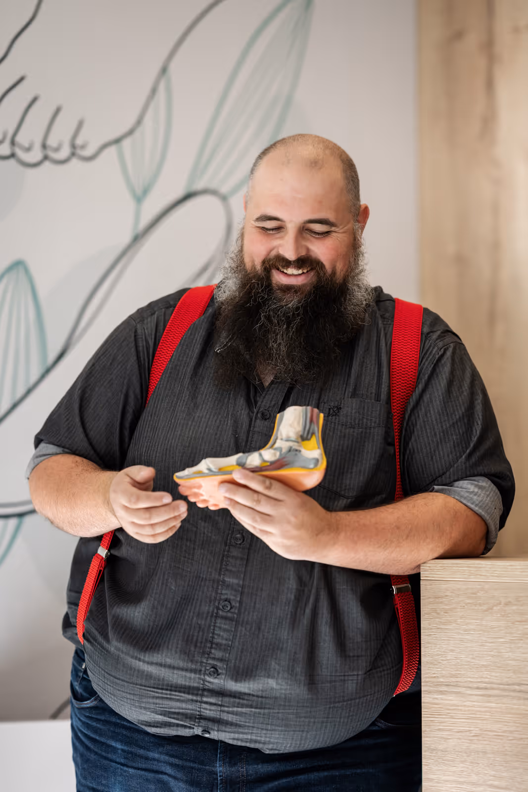 Felix erklärt etwas am Modell eines Fußes.