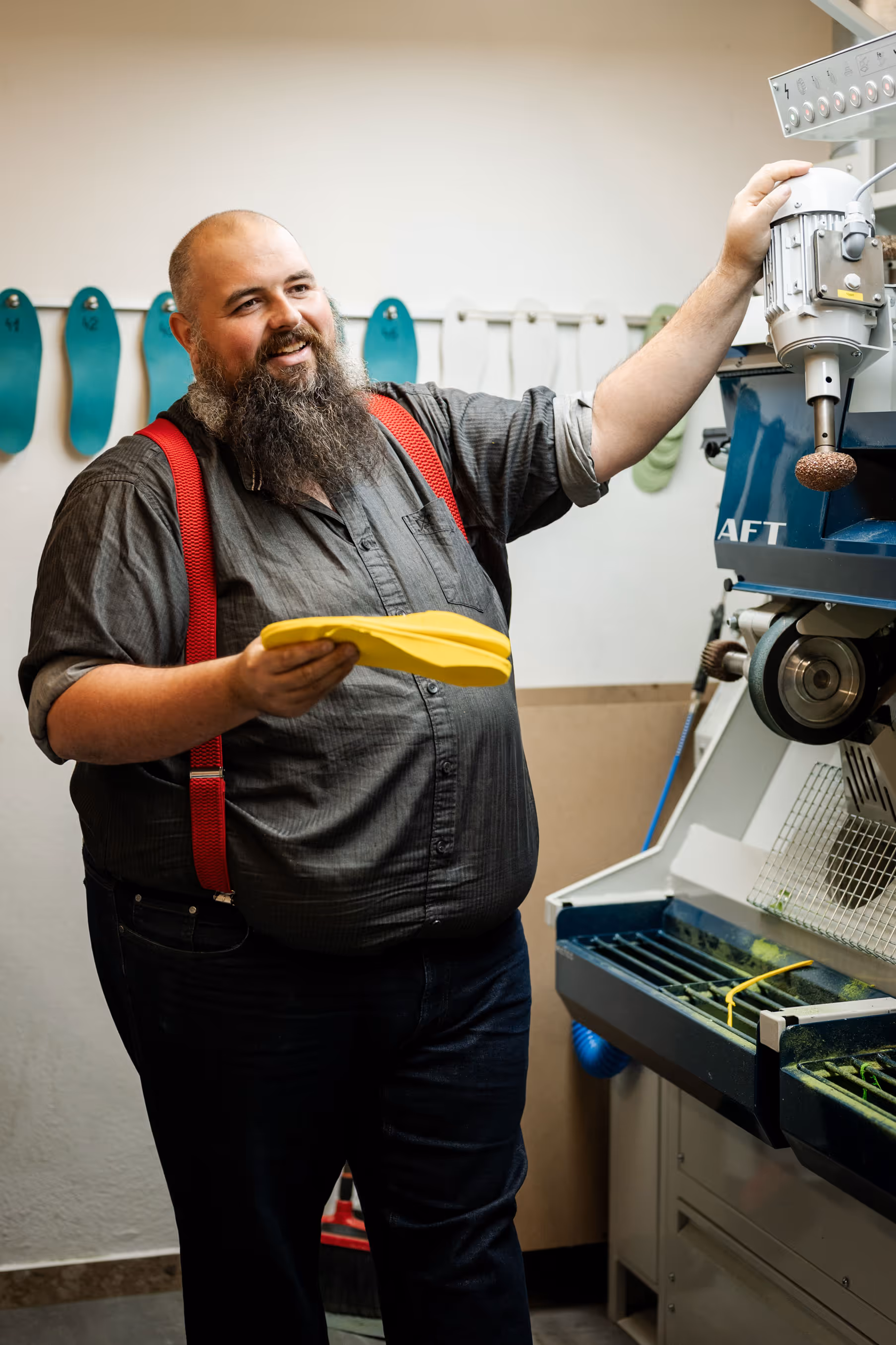 Felix beim Fertigen der sensomotorischen Einlagen.