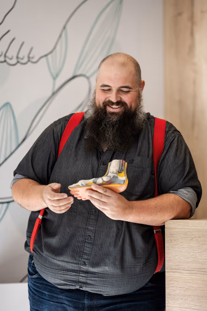 Felix erklärt etwas am Modell eines Fußes.