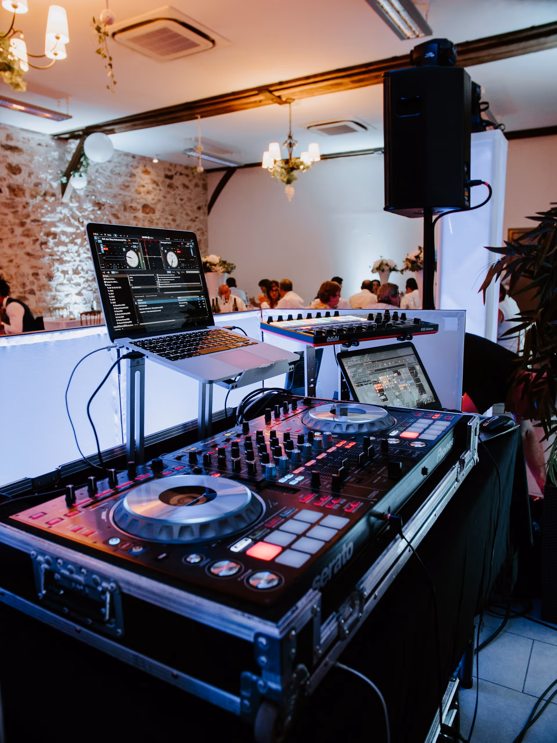 DJ i Stockholm som mixar live på ett bröllop med professionell utrustning