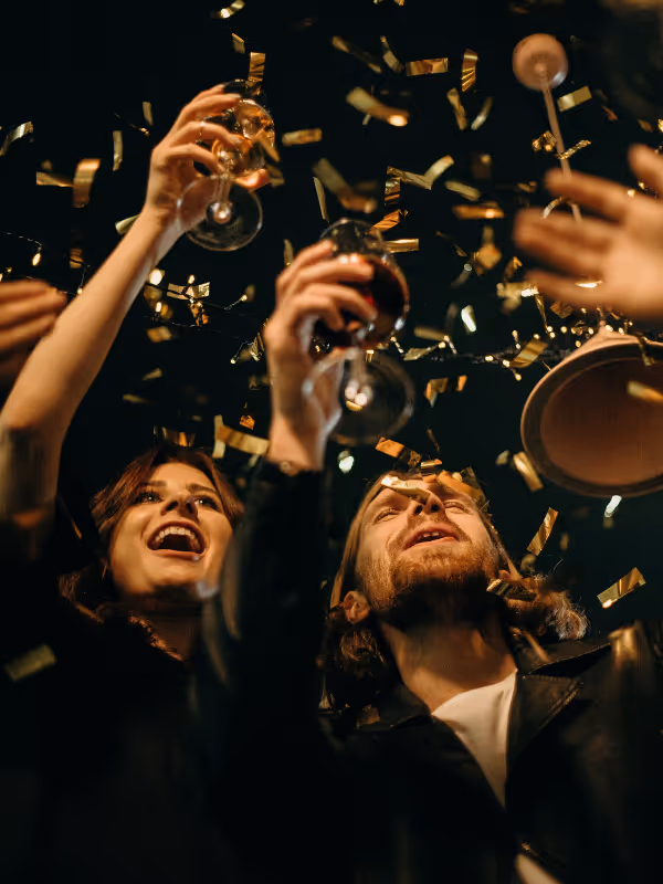 Privat fest med gäster som firar och skålar på dansgolvet