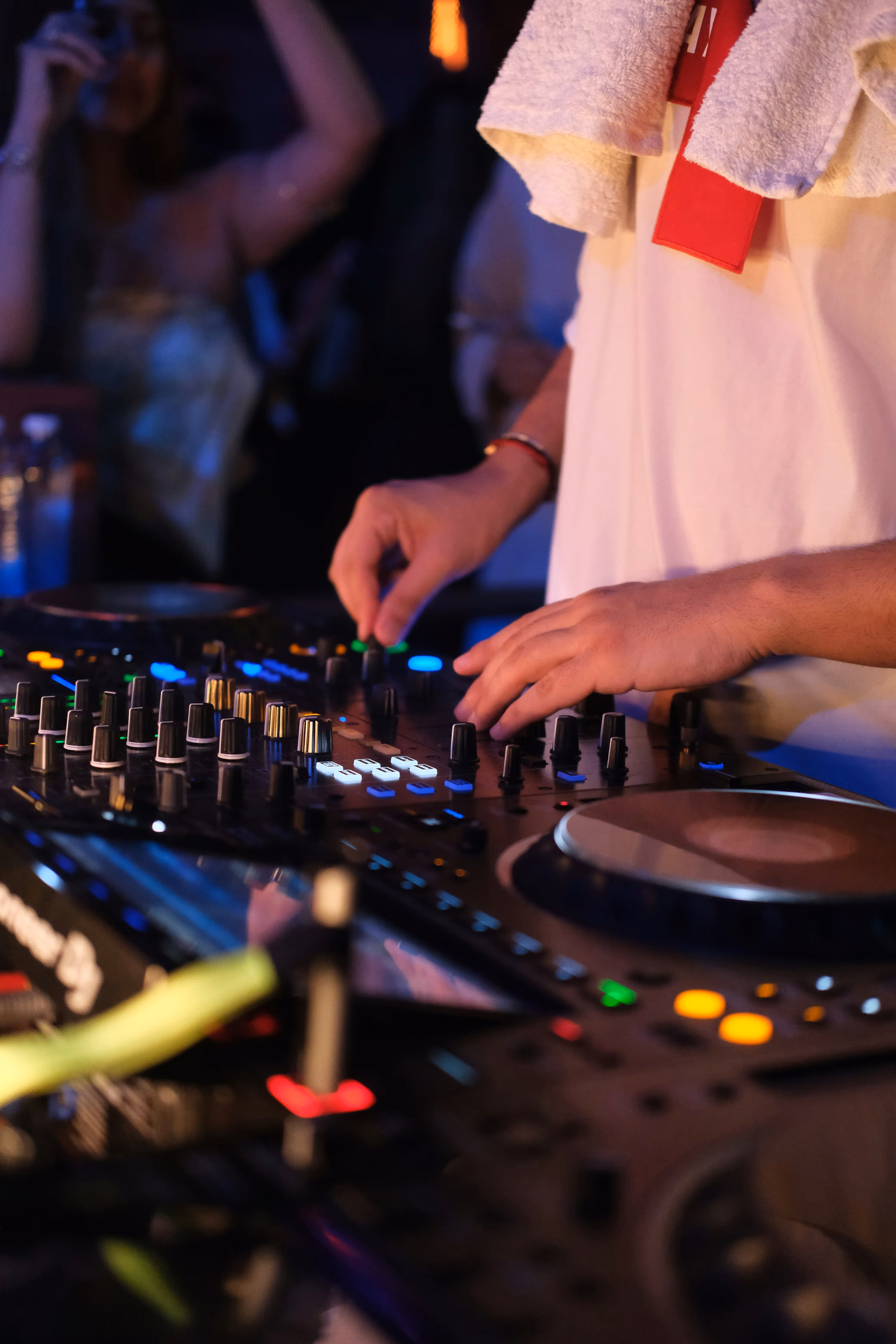 DJ spelar musik på en födelsedagsfest i Stockholm och skapar stämning på dansgolvet.